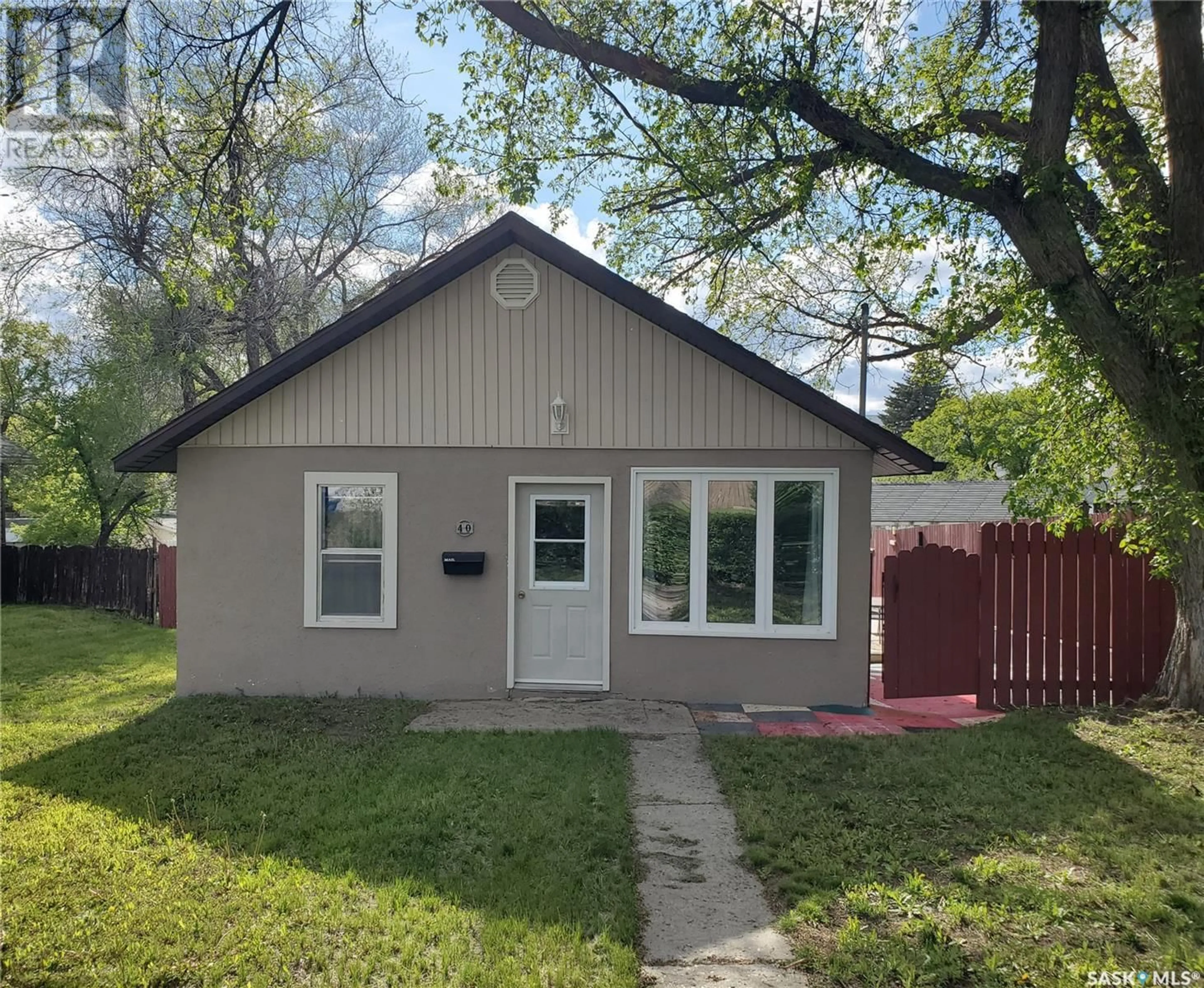 Outside view for 40 7th AVENUE NE, Swift Current Saskatchewan S9H2N1