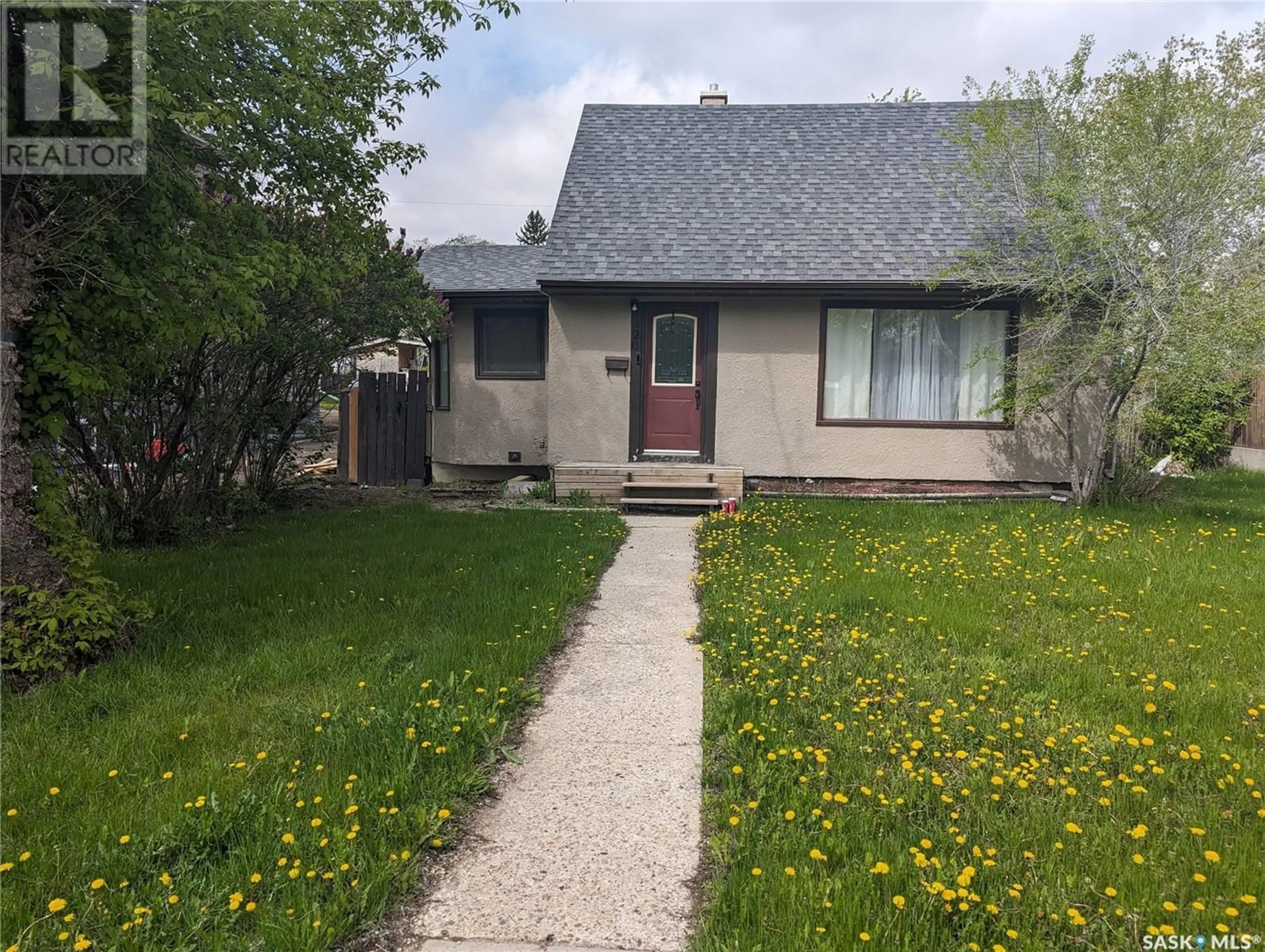 Outside view for 420 5th AVENUE NW, Swift Current Saskatchewan S9H0X1