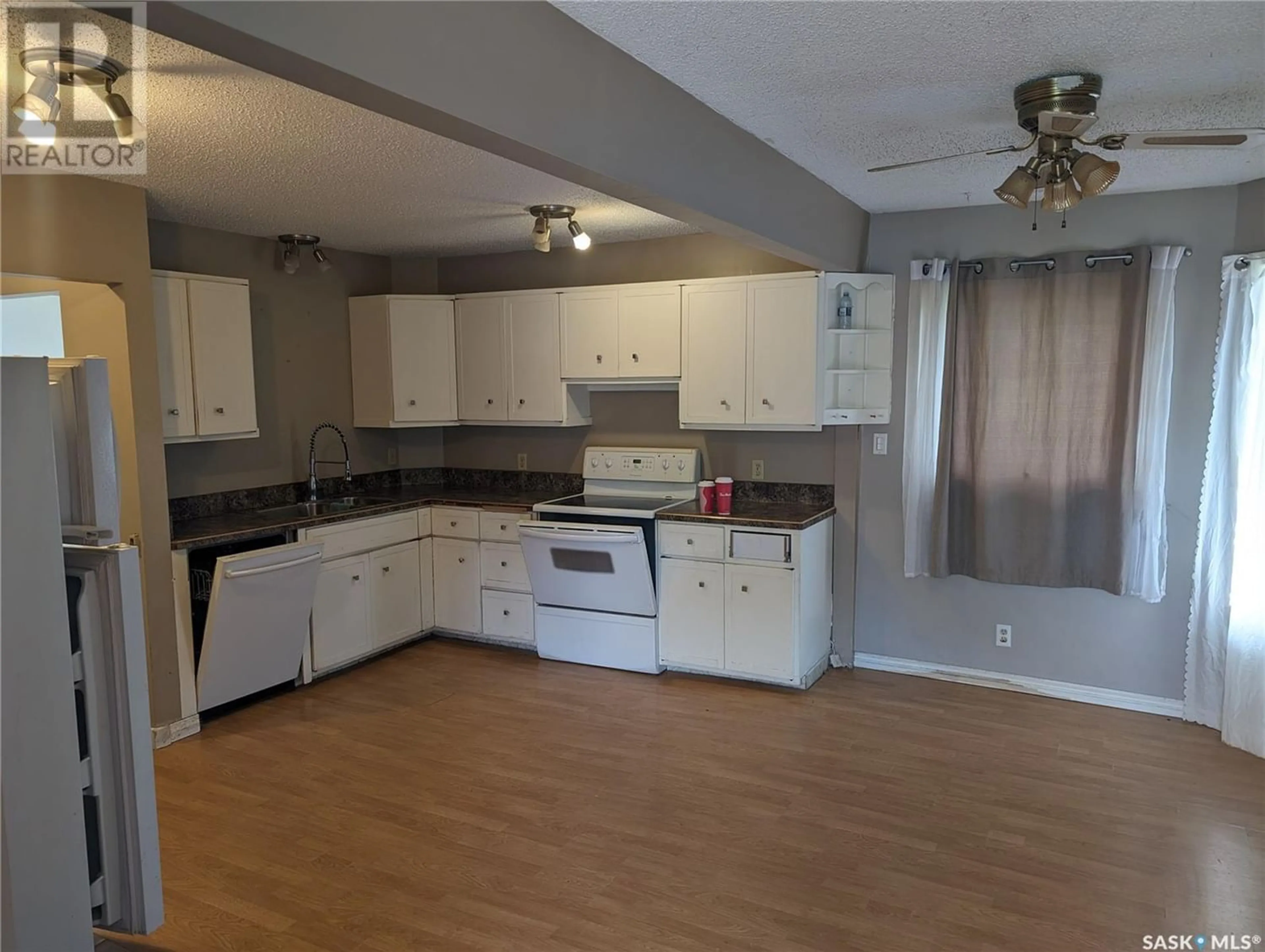 Kitchen for 420 5th AVENUE NW, Swift Current Saskatchewan S9H0X1