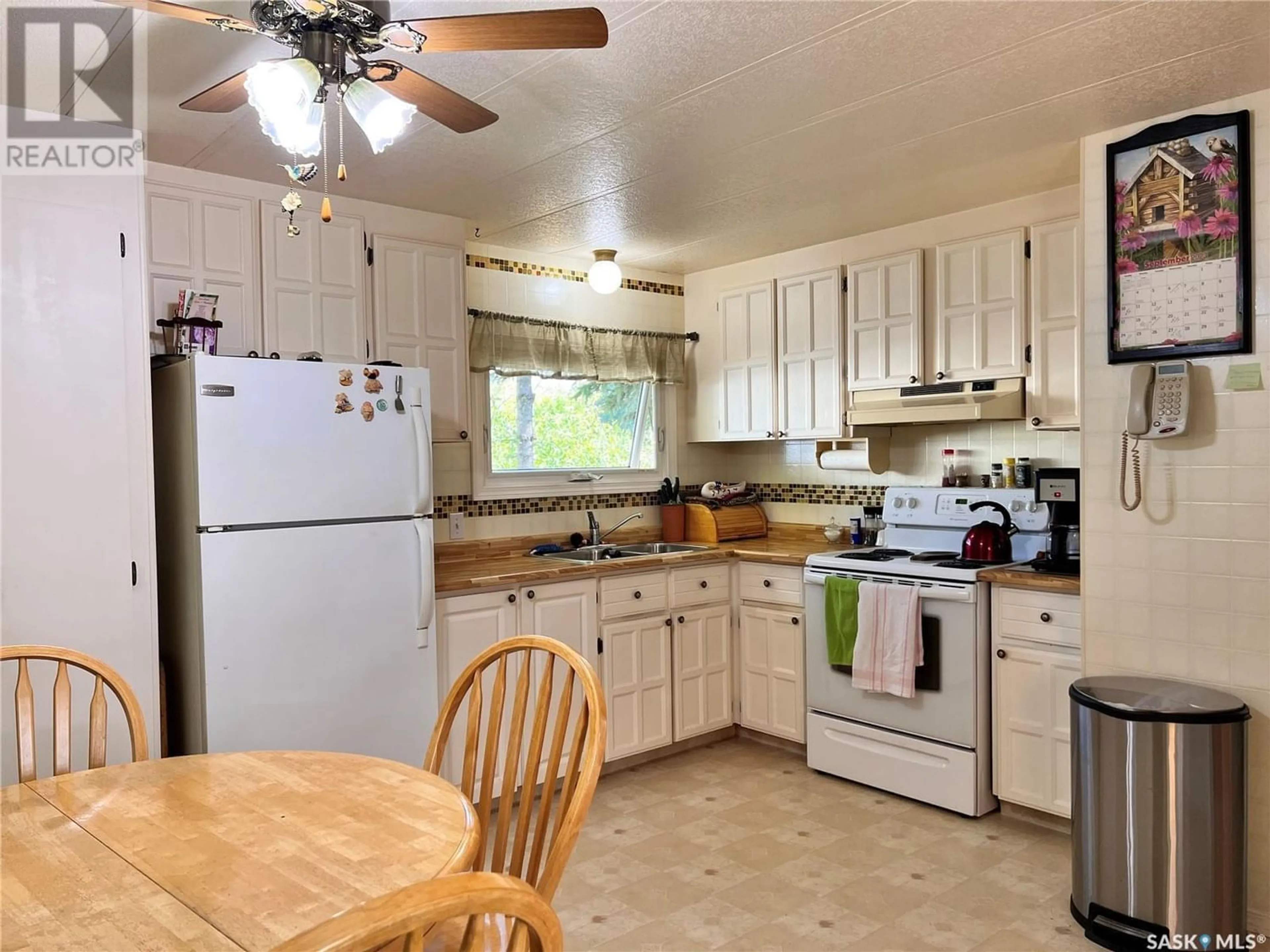 Standard kitchen, wood floors, cottage for 626 Little Quill AVENUE E, Wynyard Saskatchewan S0A4T0