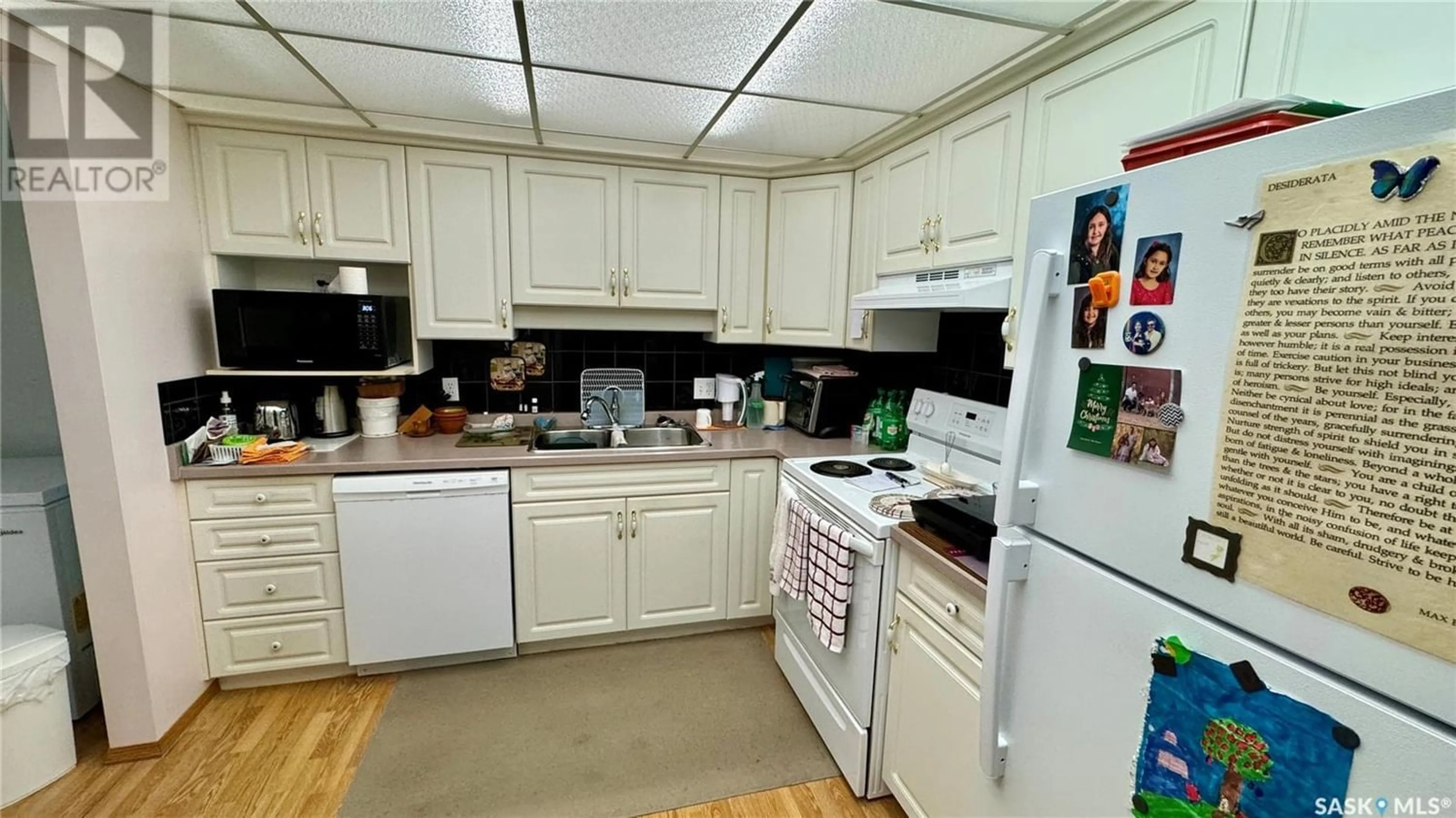 Standard kitchen for 306 301 34th STREET W, Prince Albert Saskatchewan S6V8B7