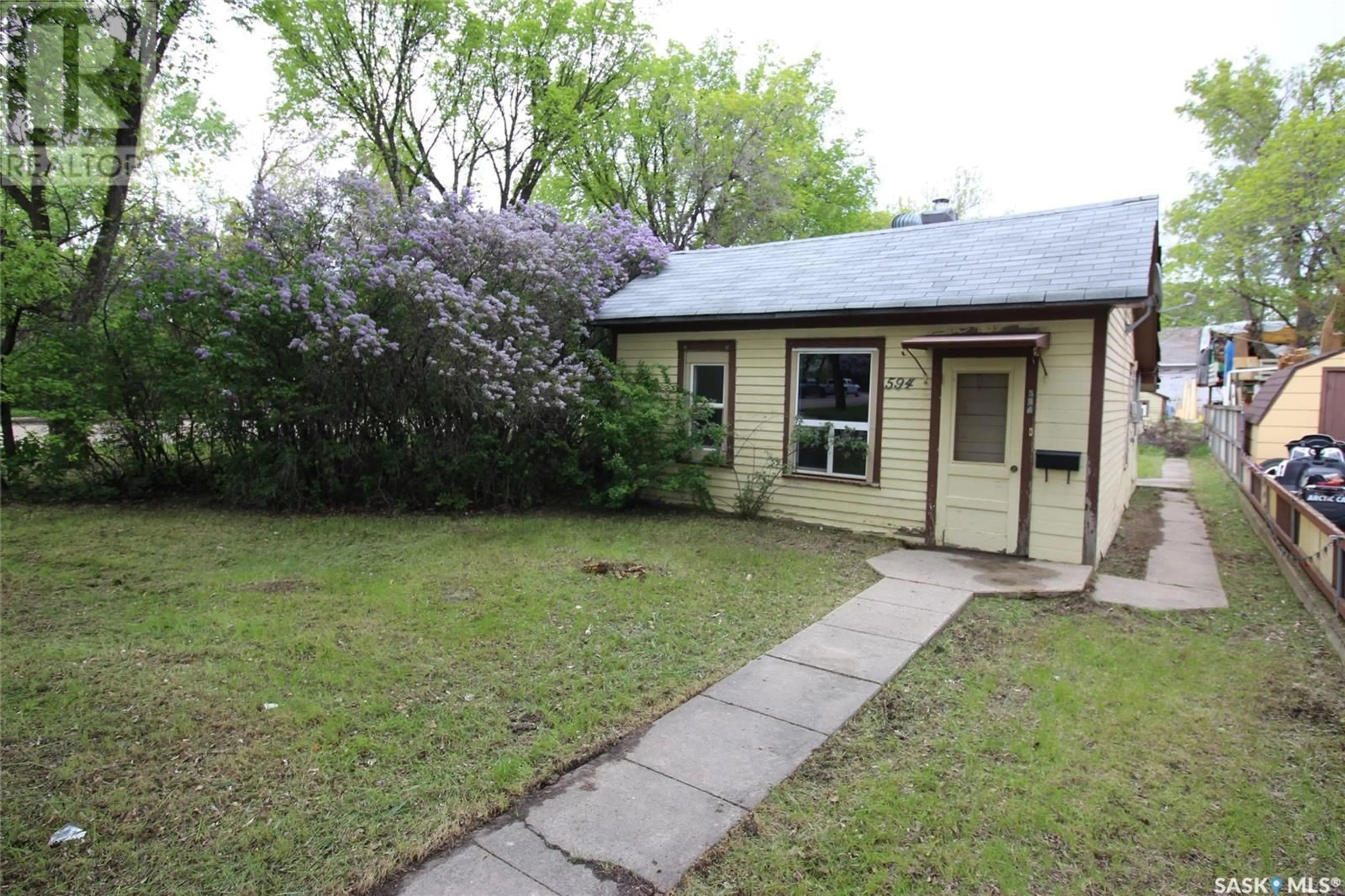 A pic from outside/outdoor area/front of a property/back of a property/a pic from drone, street for 594 2ND STREET, Shaunavon Saskatchewan S0N2M0
