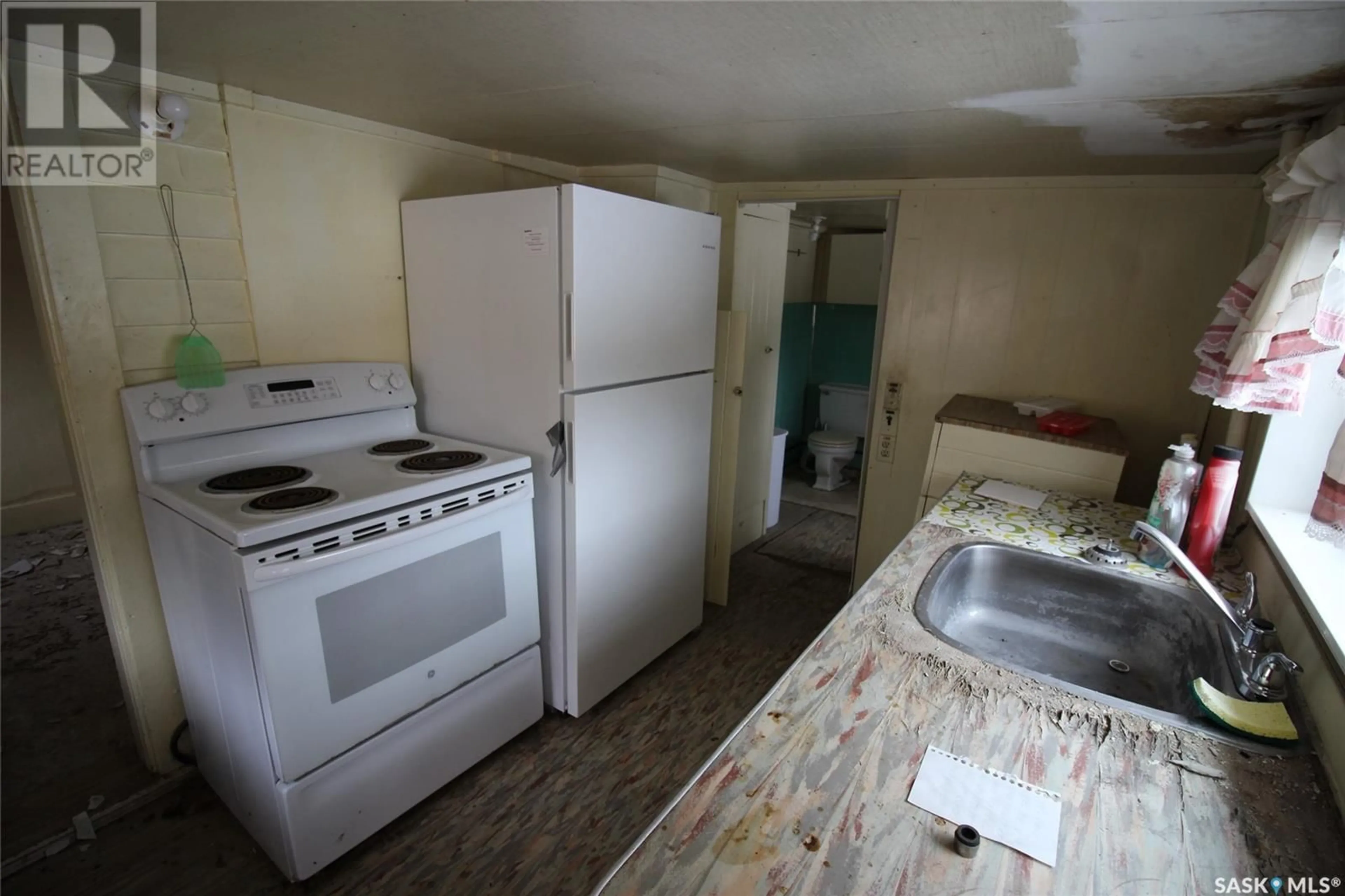 Standard kitchen, unknown for 594 2ND STREET, Shaunavon Saskatchewan S0N2M0