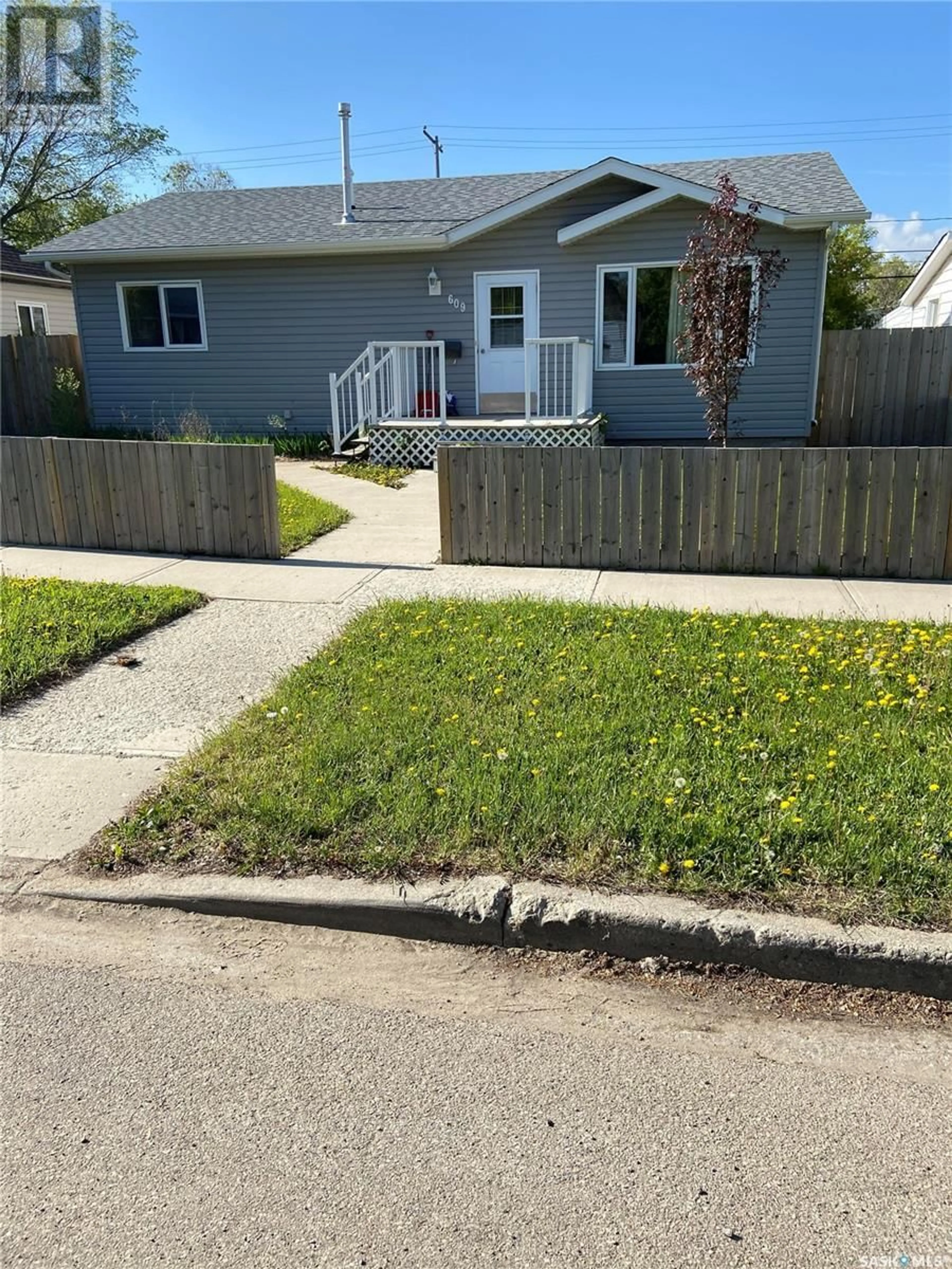 Frontside or backside of a home for 609 Ominica STREET E, Moose Jaw Saskatchewan S6H0H4