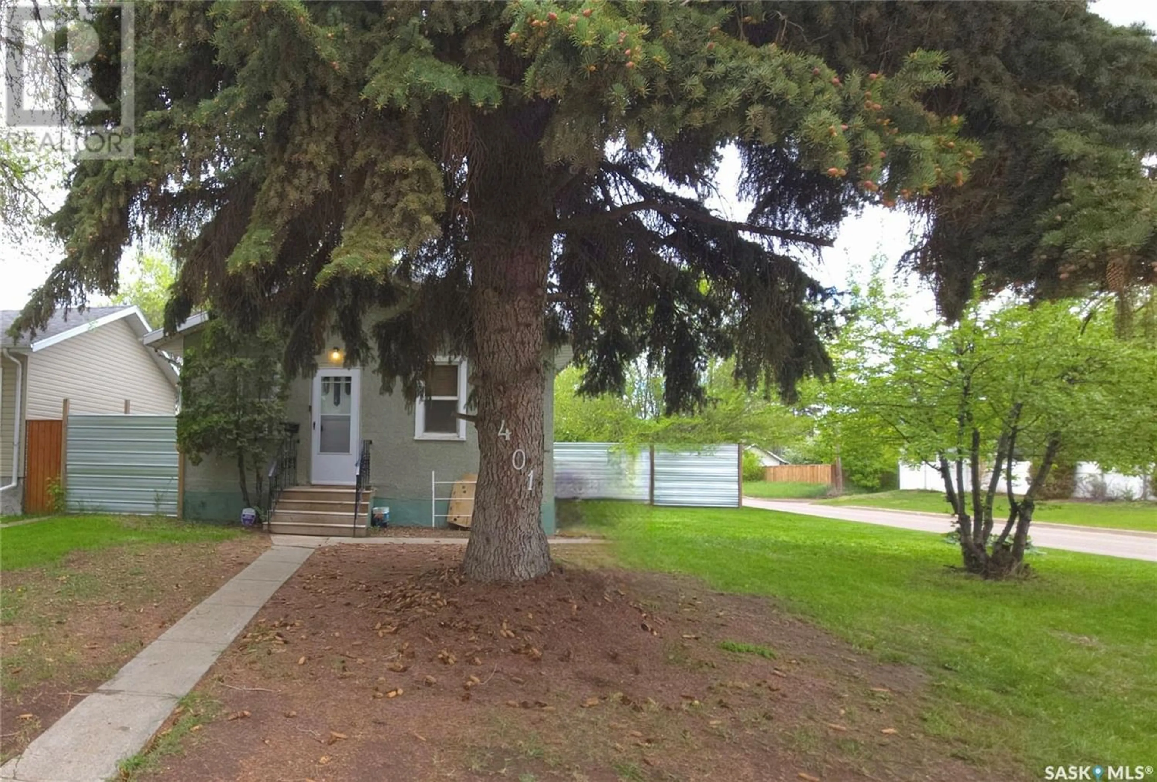 A pic from exterior of the house or condo for 401 V AVENUE S, Saskatoon Saskatchewan S7M3E6