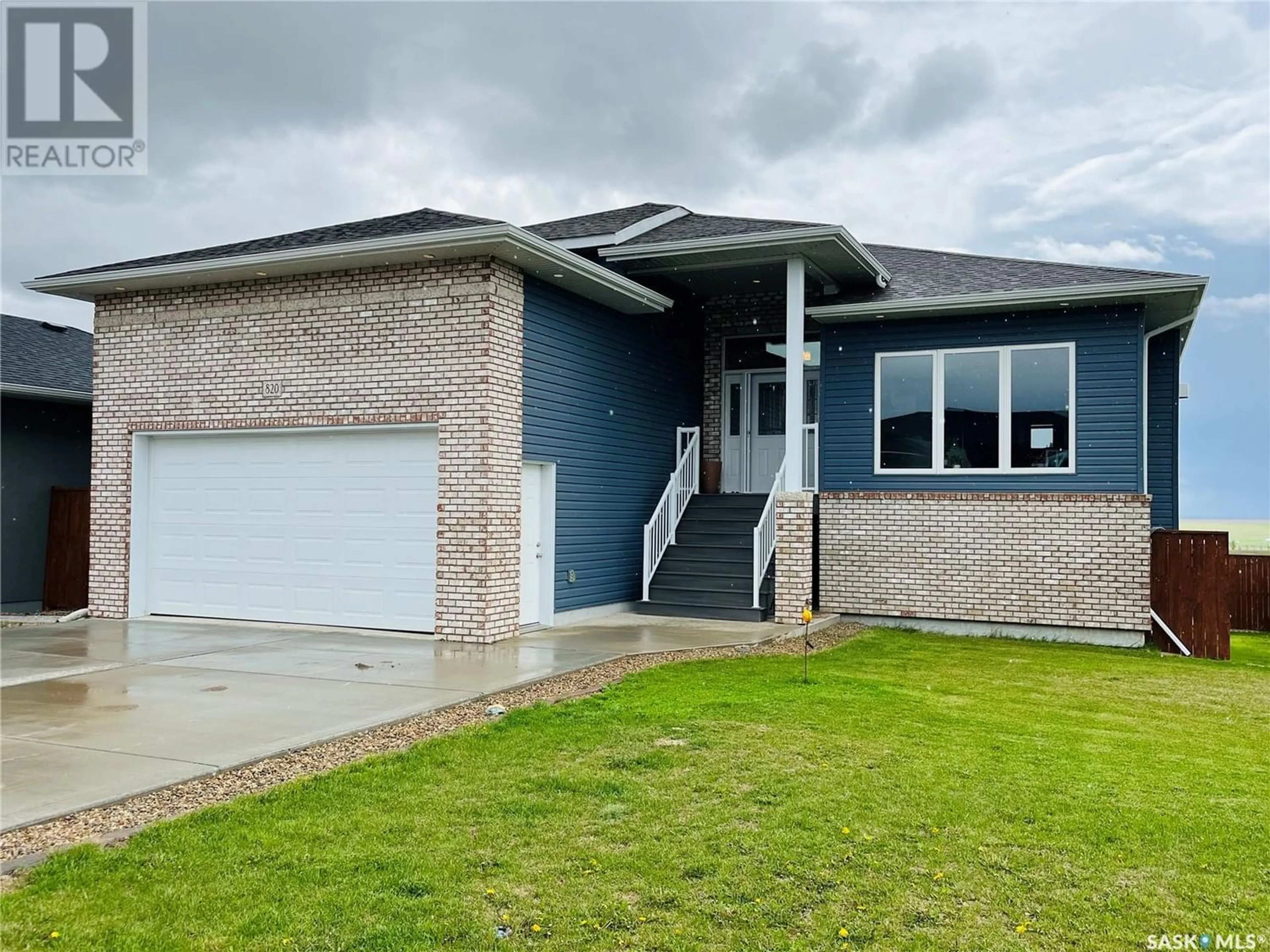 Frontside or backside of a home for 820 Hamilton DRIVE, Swift Current Saskatchewan S9H1C3