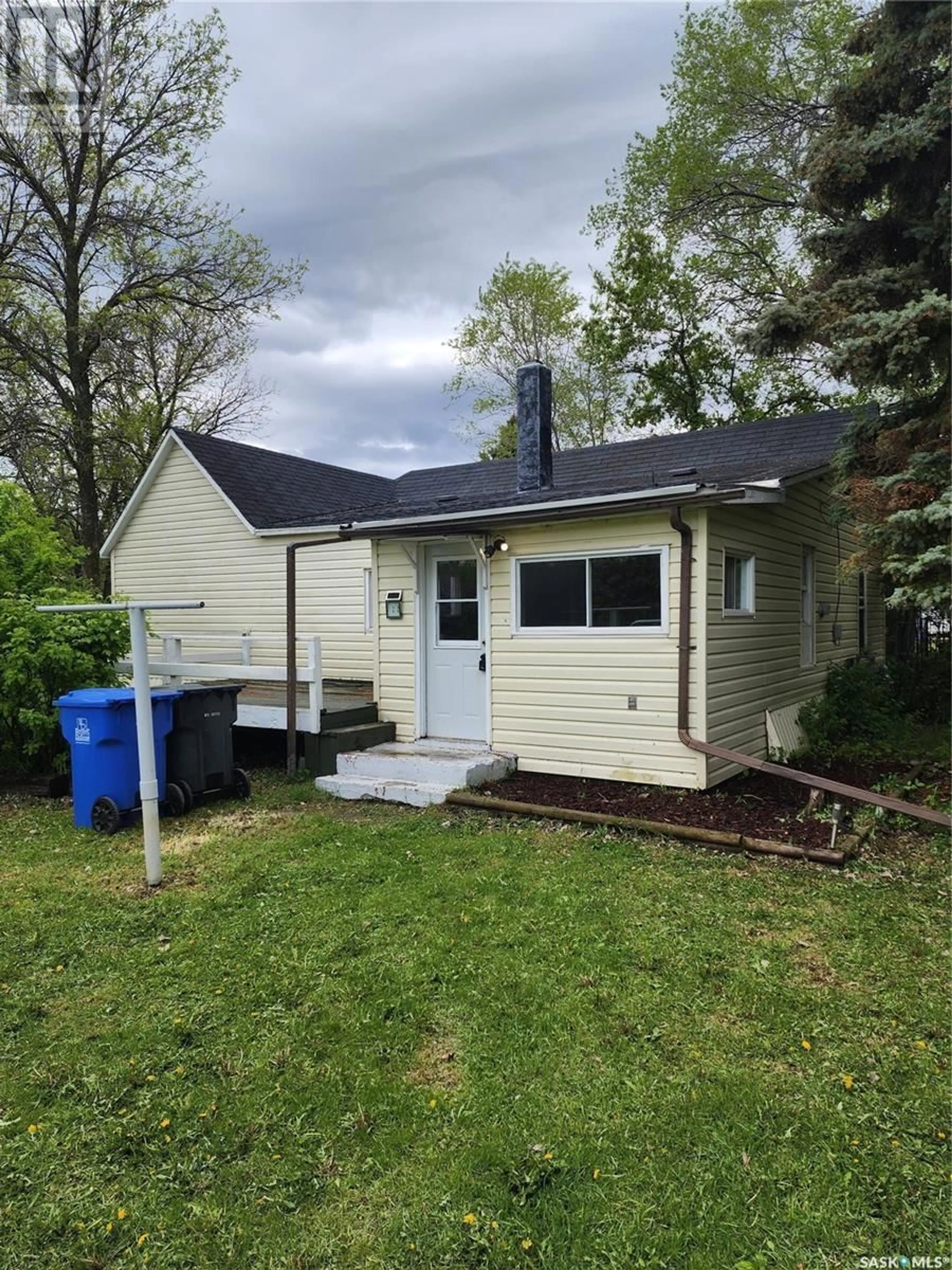 Frontside or backside of a home for 218 Clare STREET, North Portal Saskatchewan S0C1W0