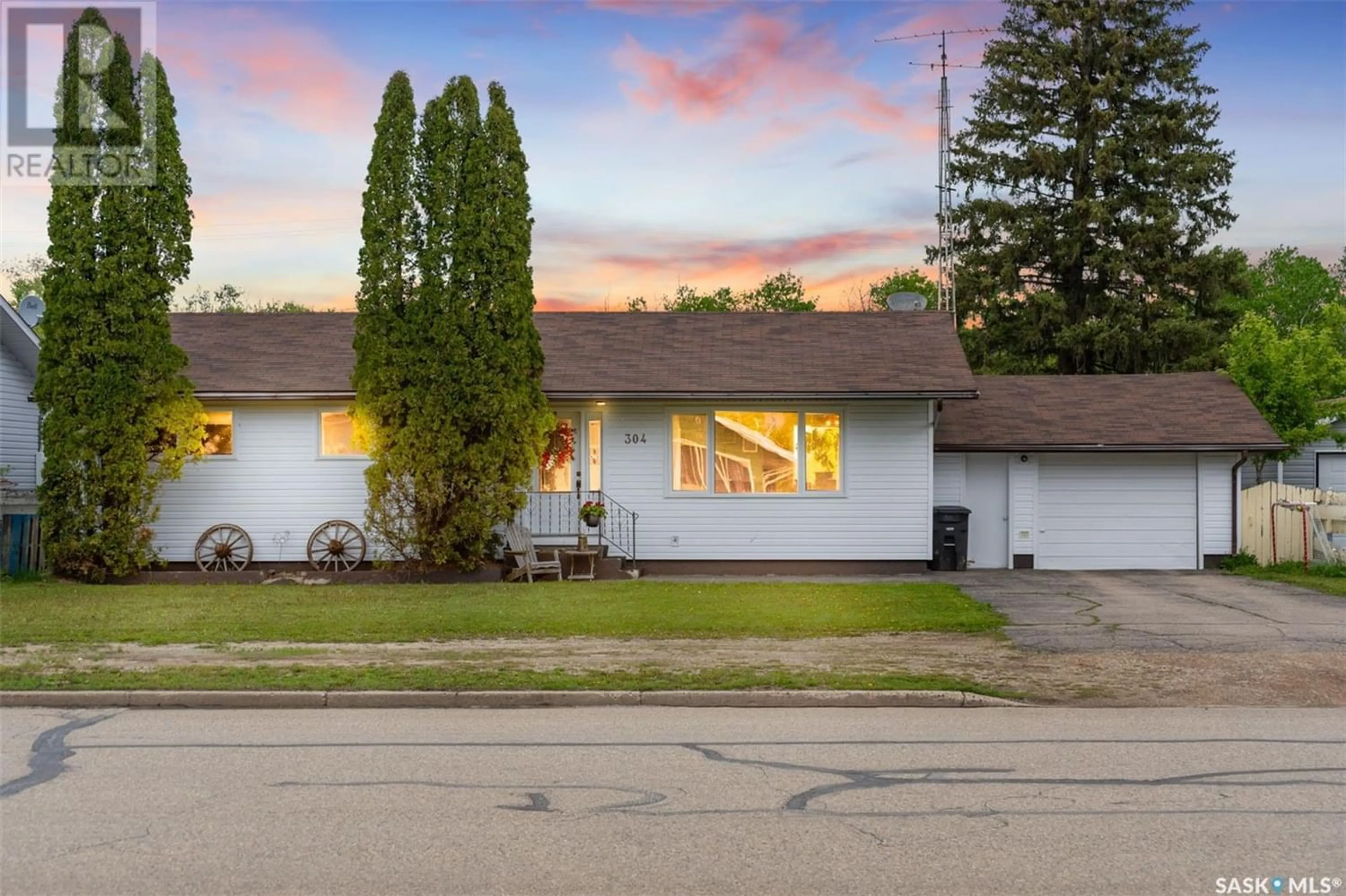 Frontside or backside of a home for 304 8th AVENUE E, Watrous Saskatchewan S0K4T0