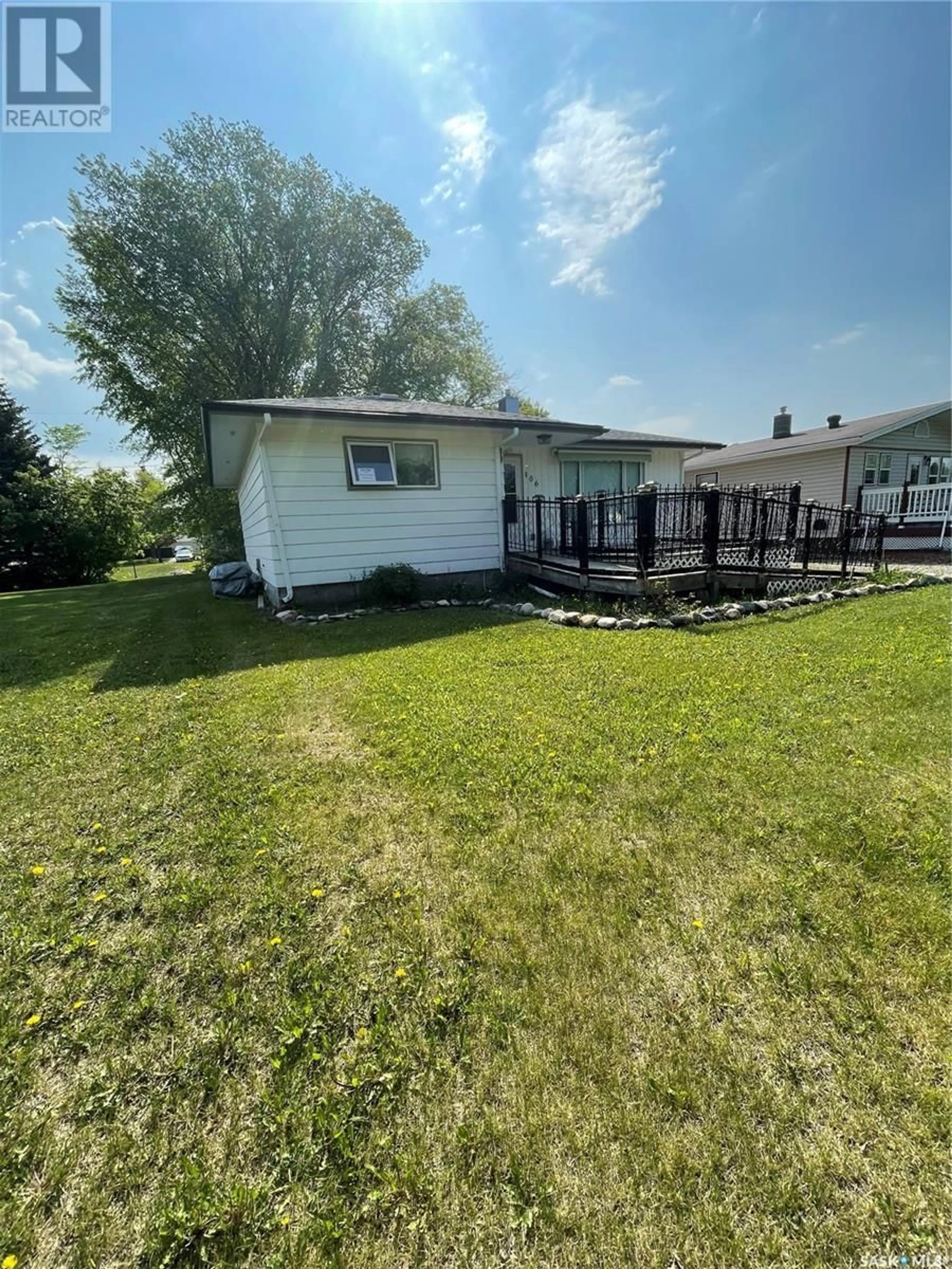 Frontside or backside of a home for 306 2nd STREET NE, Ituna Saskatchewan S0A1N0