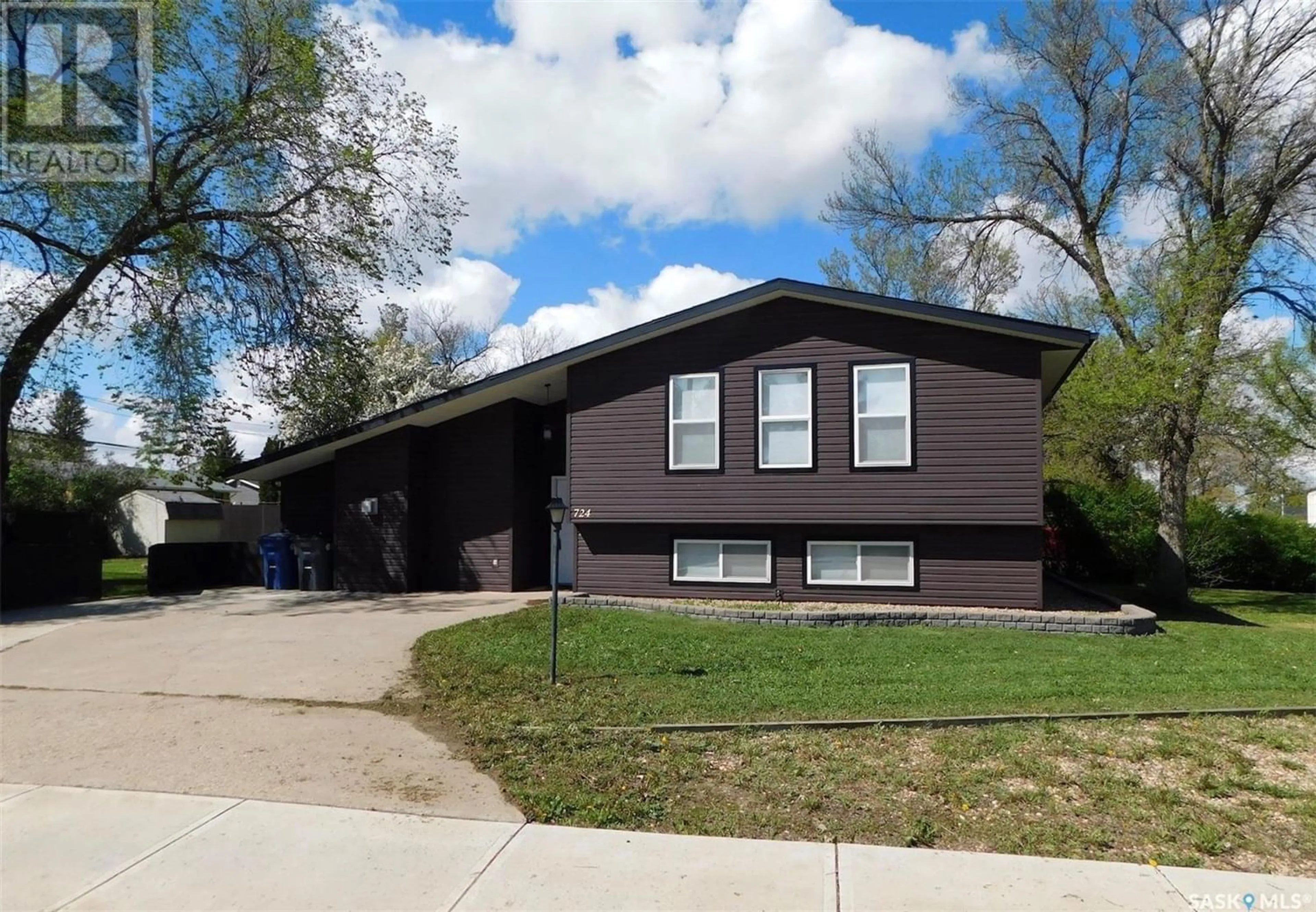 Frontside or backside of a home for 724 4th STREET E, Assiniboia Saskatchewan S0H0B0