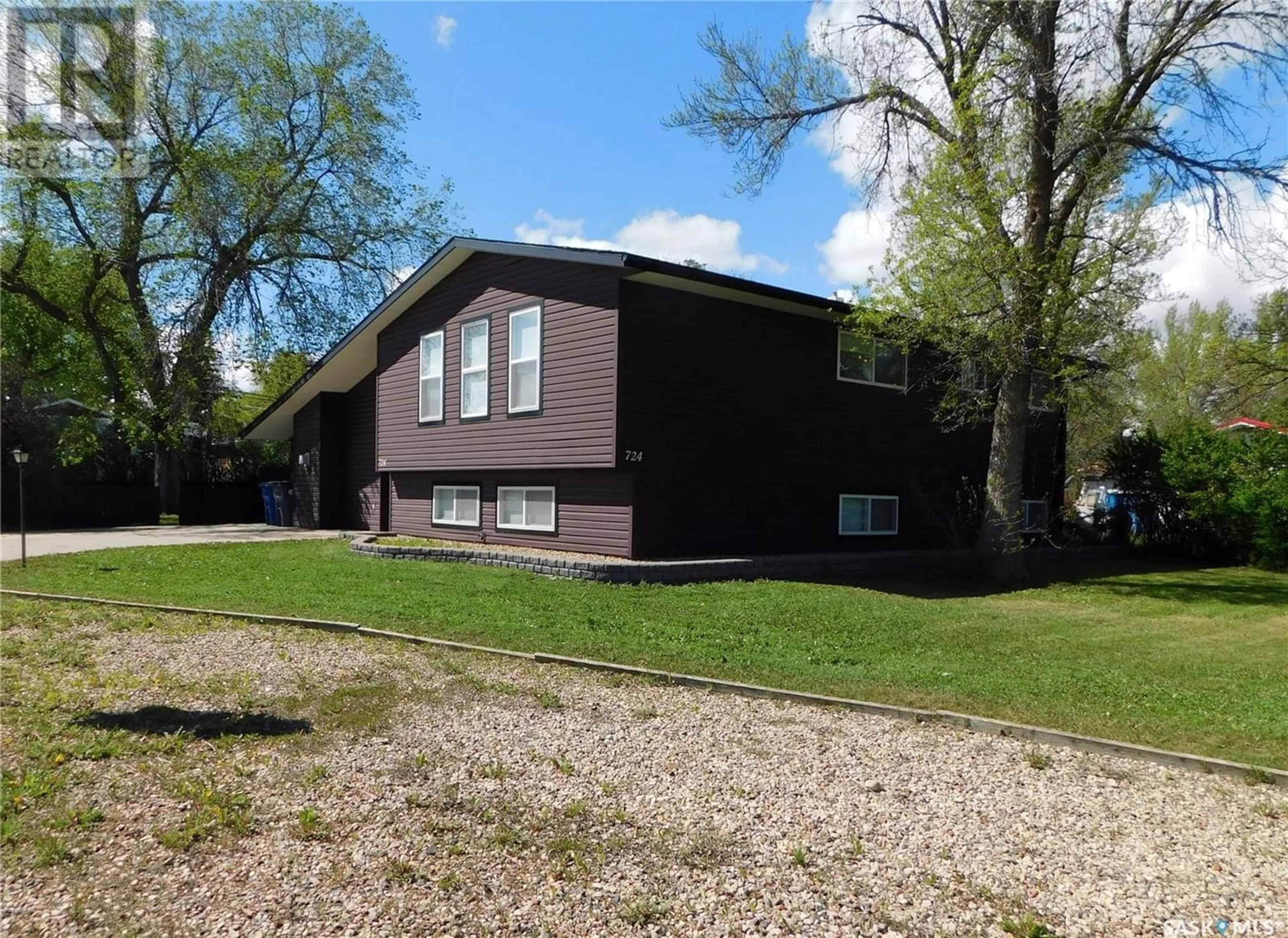 Frontside or backside of a home for 724 4th STREET E, Assiniboia Saskatchewan S0H0B0