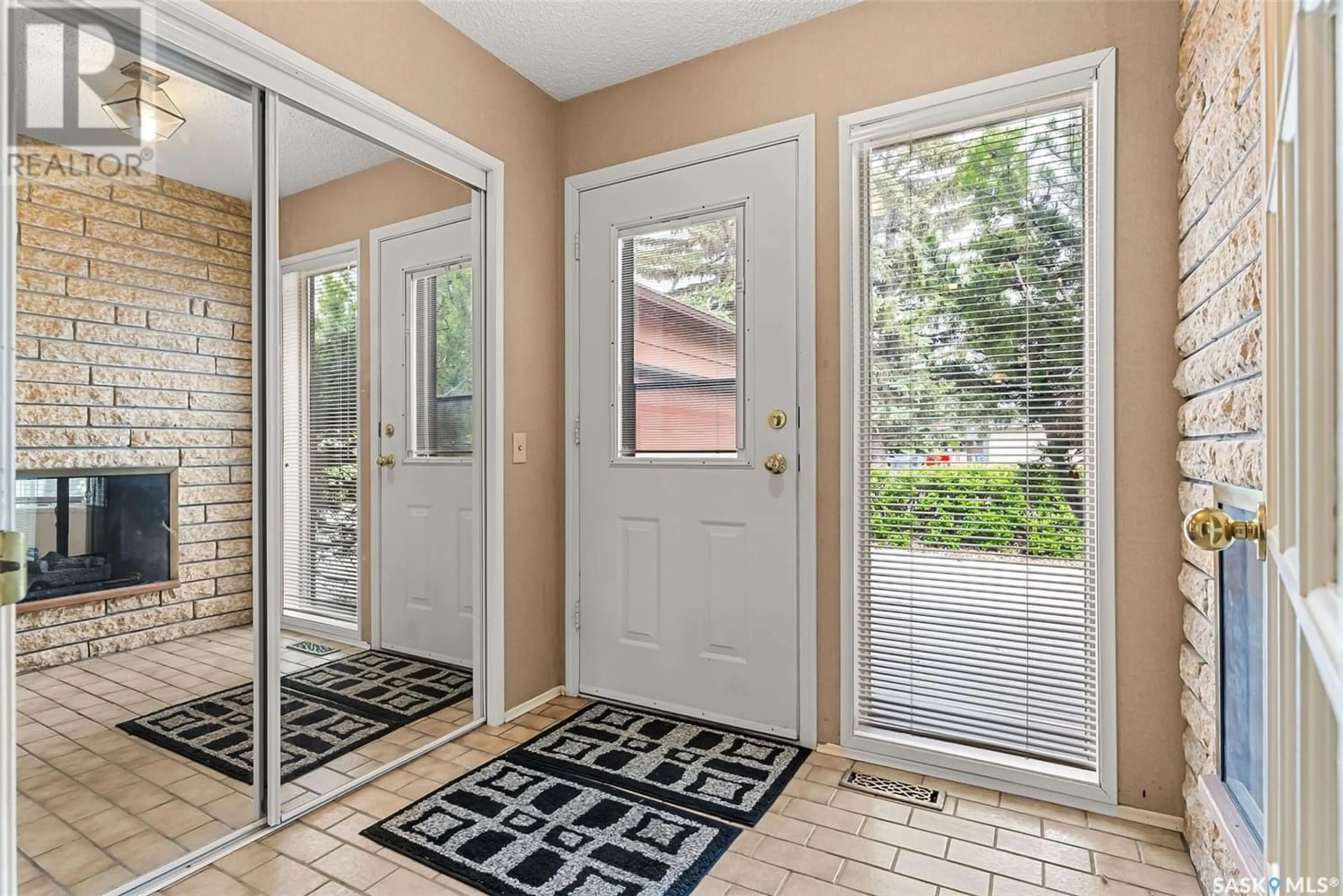 Indoor entryway for 5012 Queen STREET, Regina Saskatchewan S4S6Z9