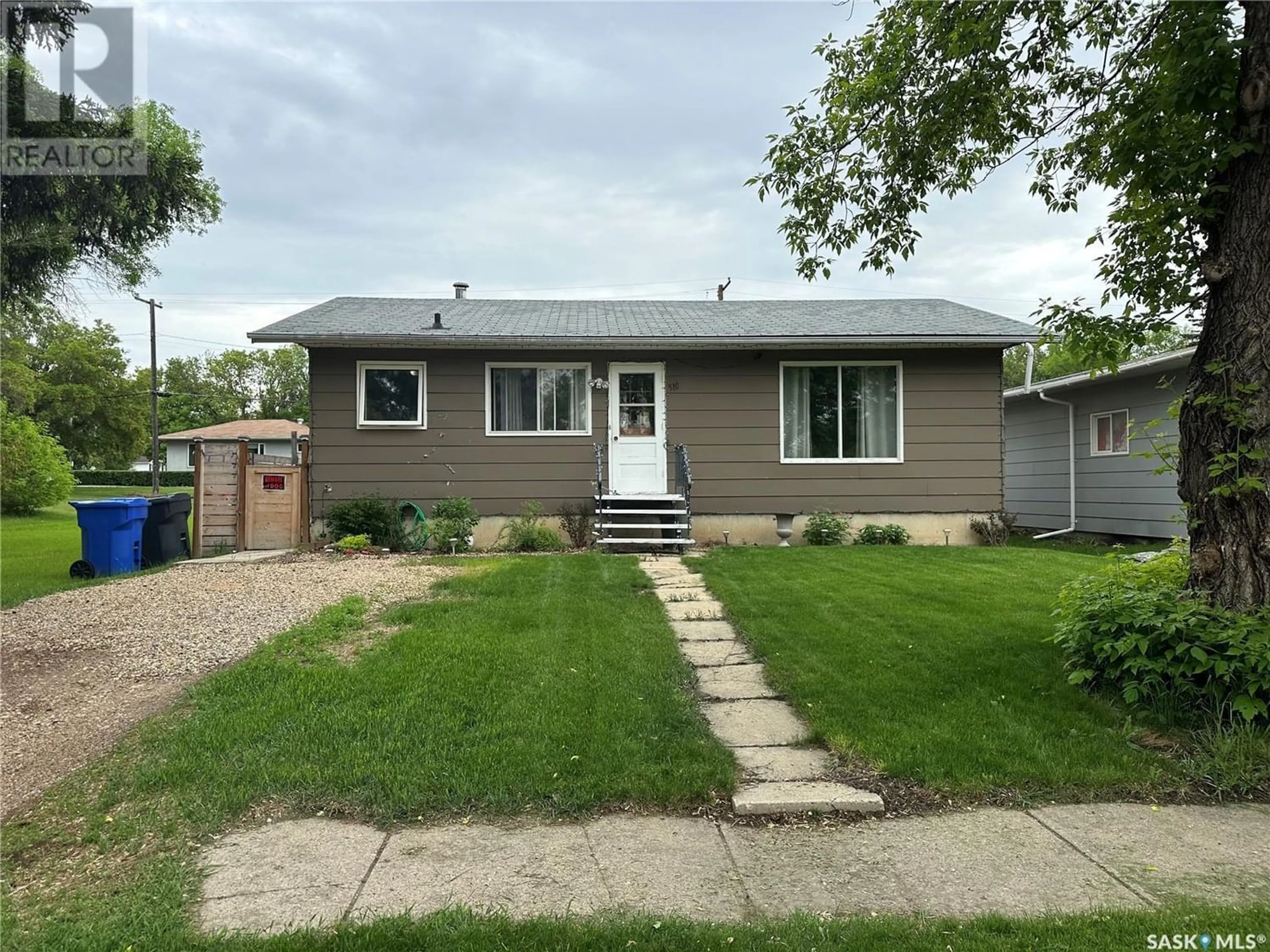 Home with vinyl exterior material, street for 510 East AVENUE, Kamsack Saskatchewan S0A1S0