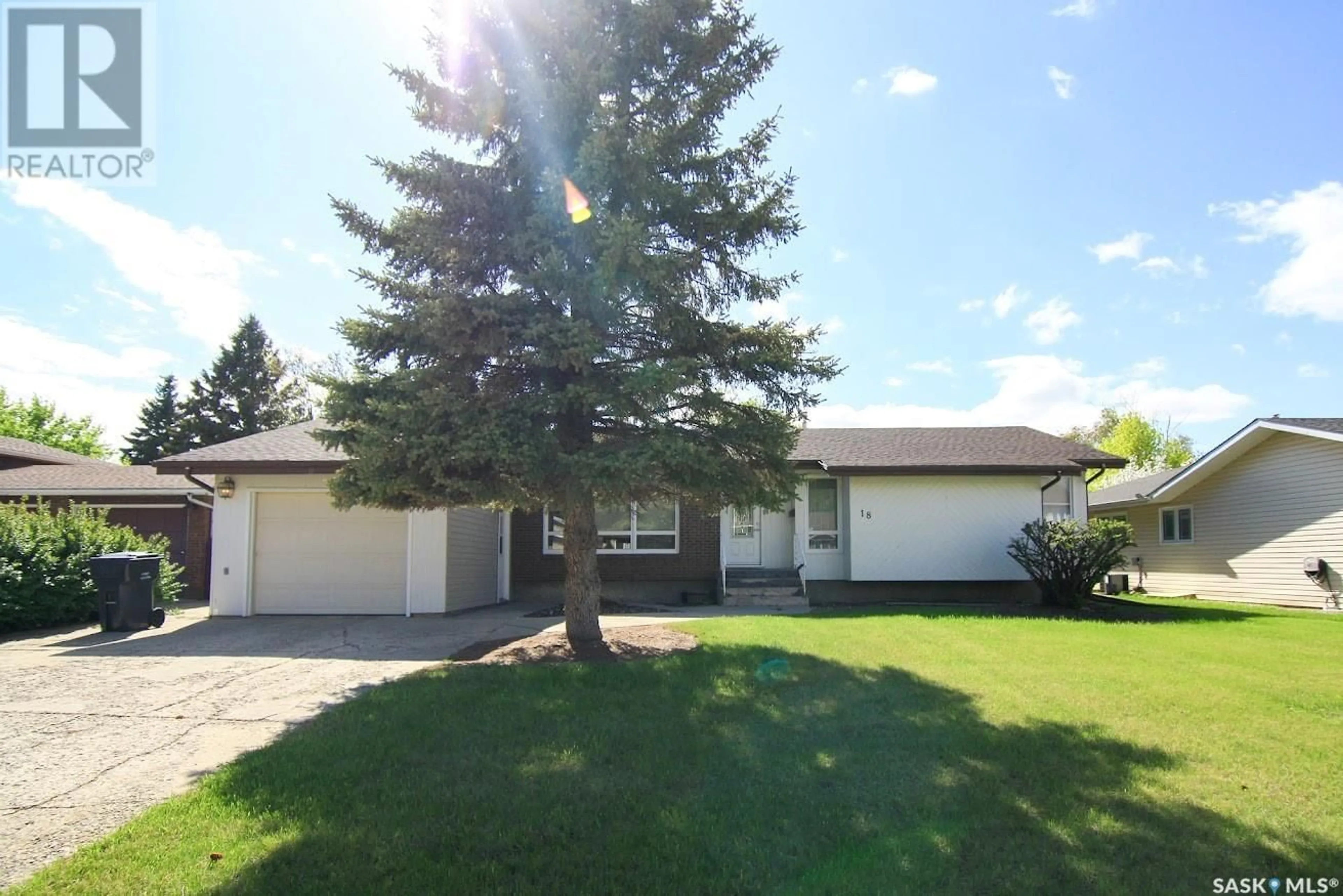 Frontside or backside of a home for 18 Marquis CRESCENT S, Yorkton Saskatchewan S3N3L7