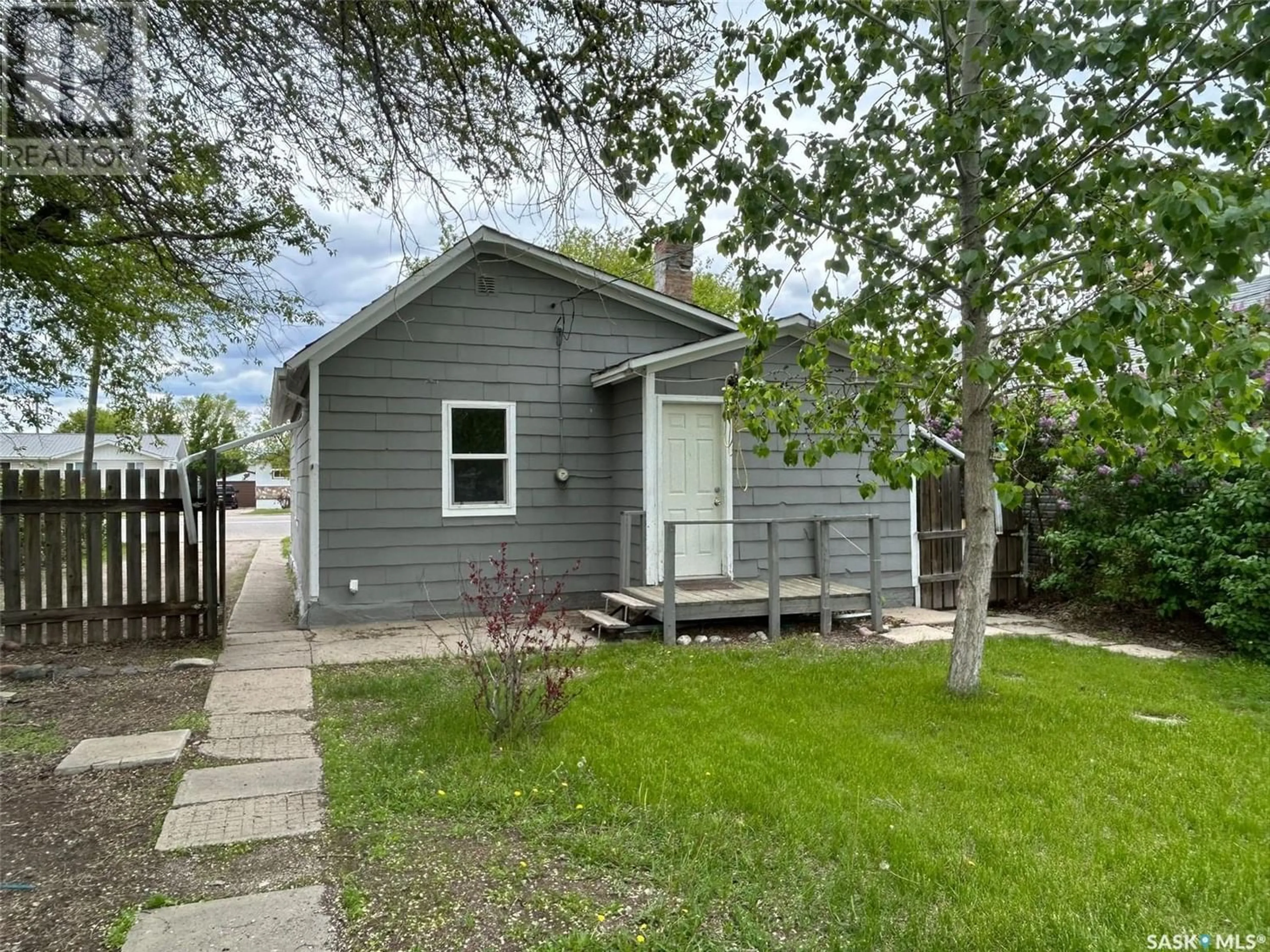 Frontside or backside of a home for 622 4th STREET, Estevan Saskatchewan S4A0V5