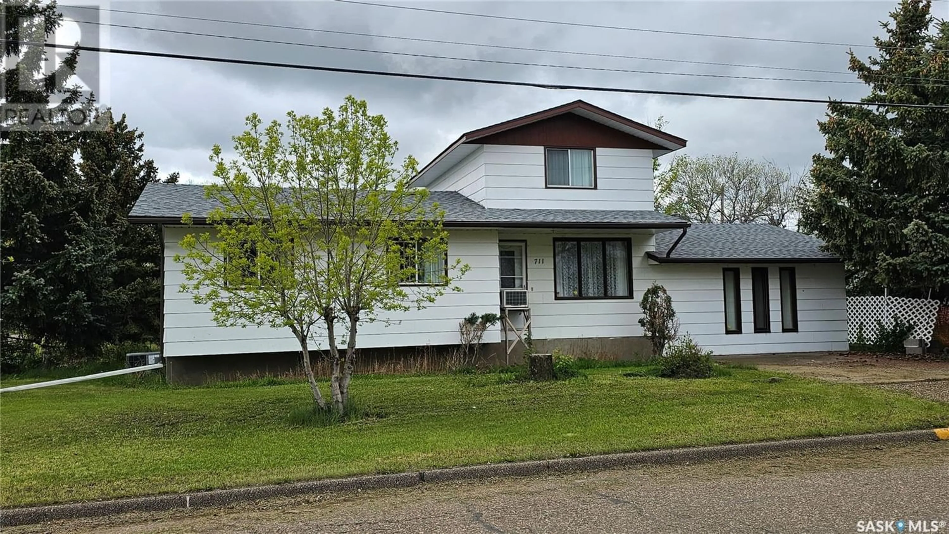 Outside view for 711 1st AVENUE E, Ponteix Saskatchewan S0N1Z0