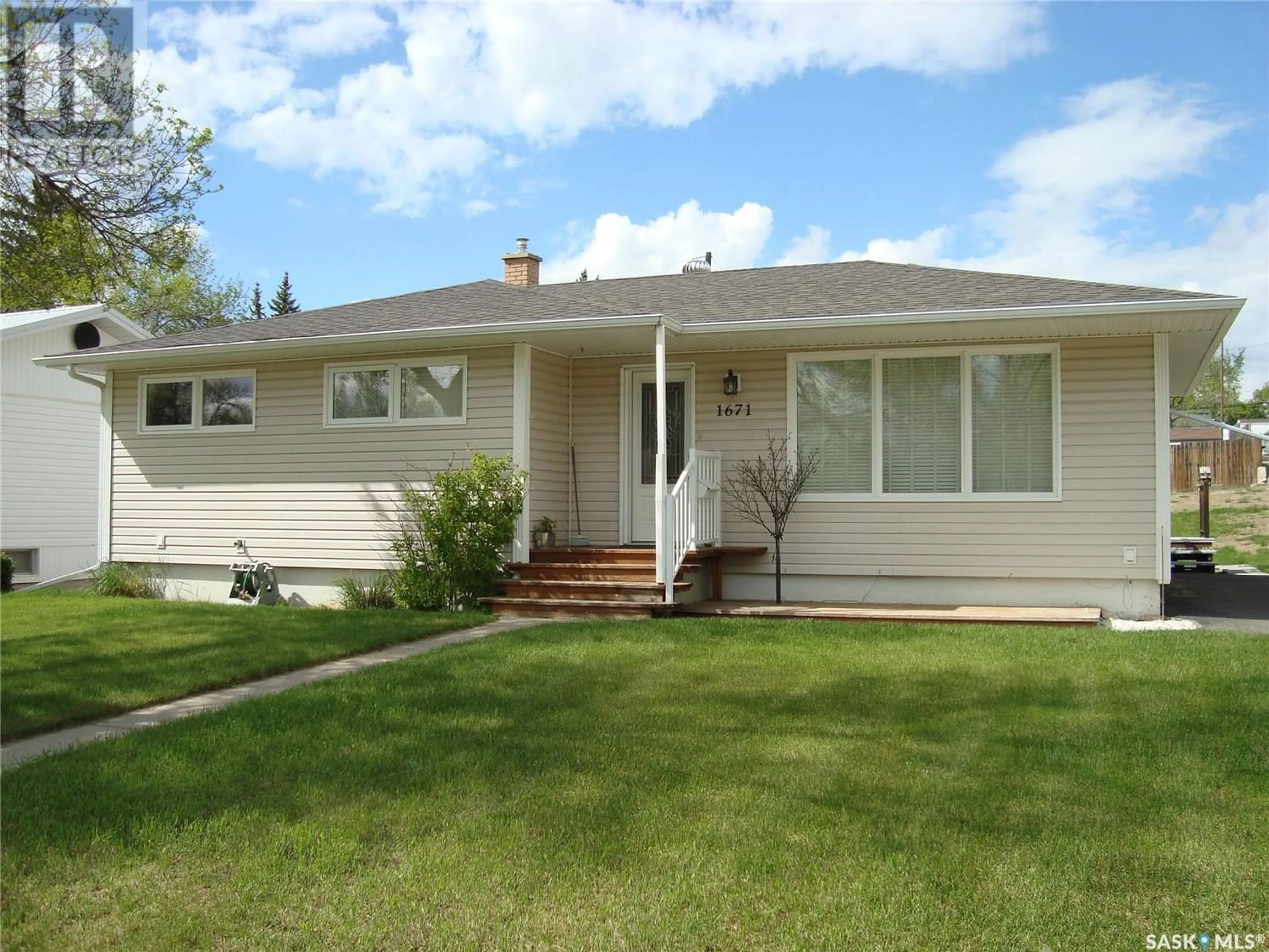 Frontside or backside of a home for 1671 Winnie STREET, Swift Current Saskatchewan S9H1M9