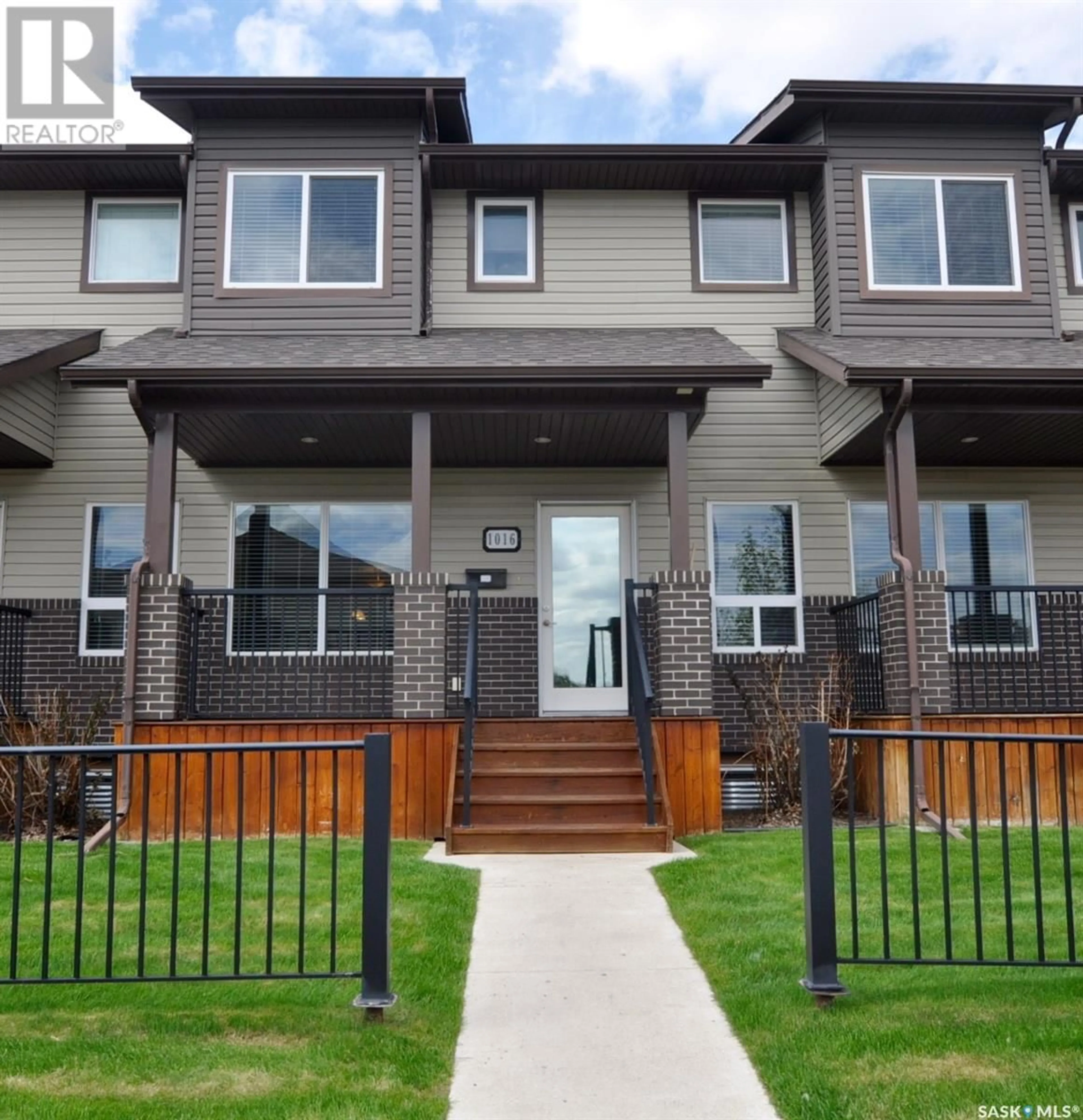 A pic from exterior of the house or condo for 1016 Willowgrove CRESCENT, Saskatoon Saskatchewan S7W0H7