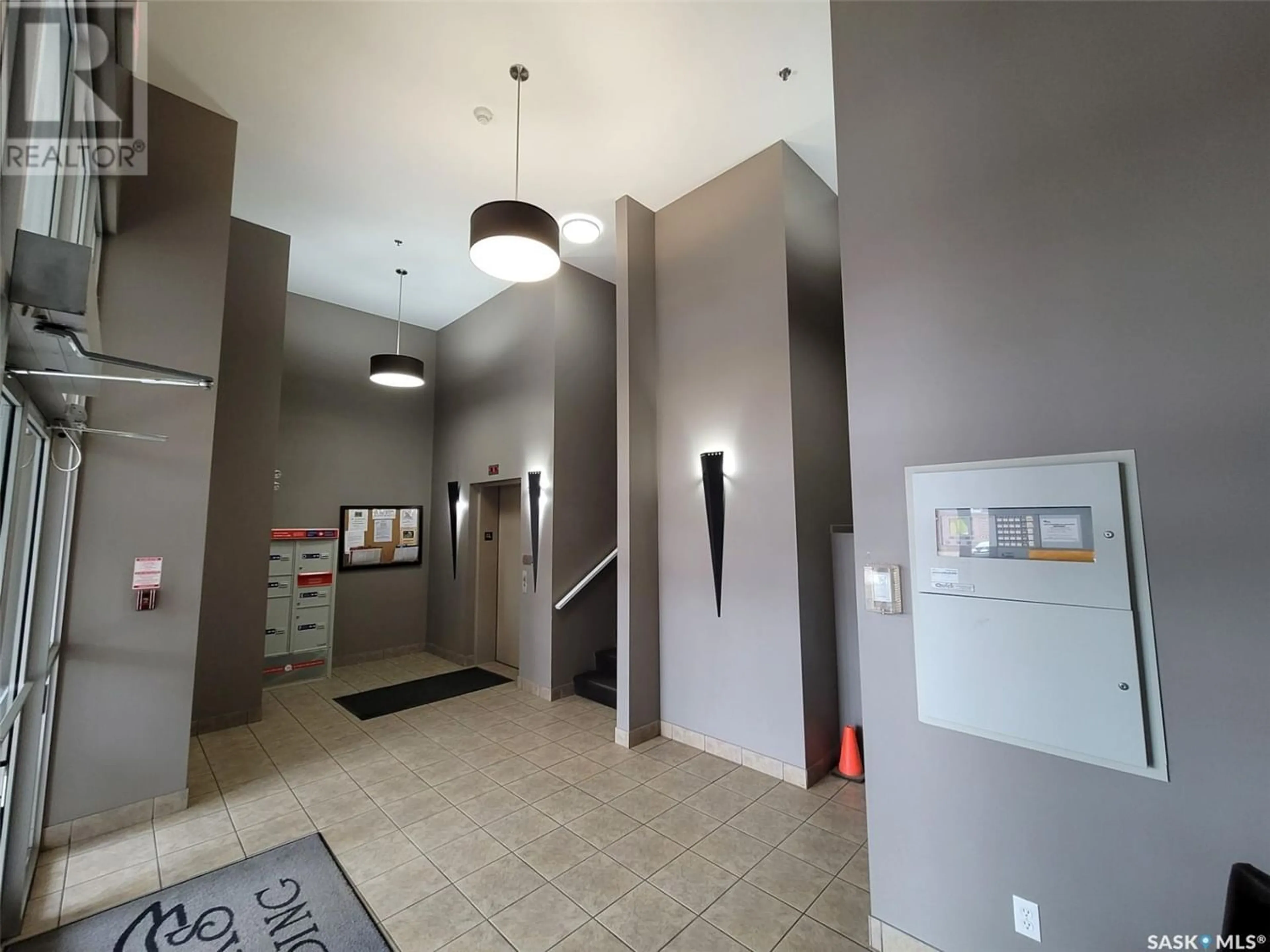 Indoor foyer for 209 102 Kingsmere PLACE, Saskatoon Saskatchewan S7J2K3