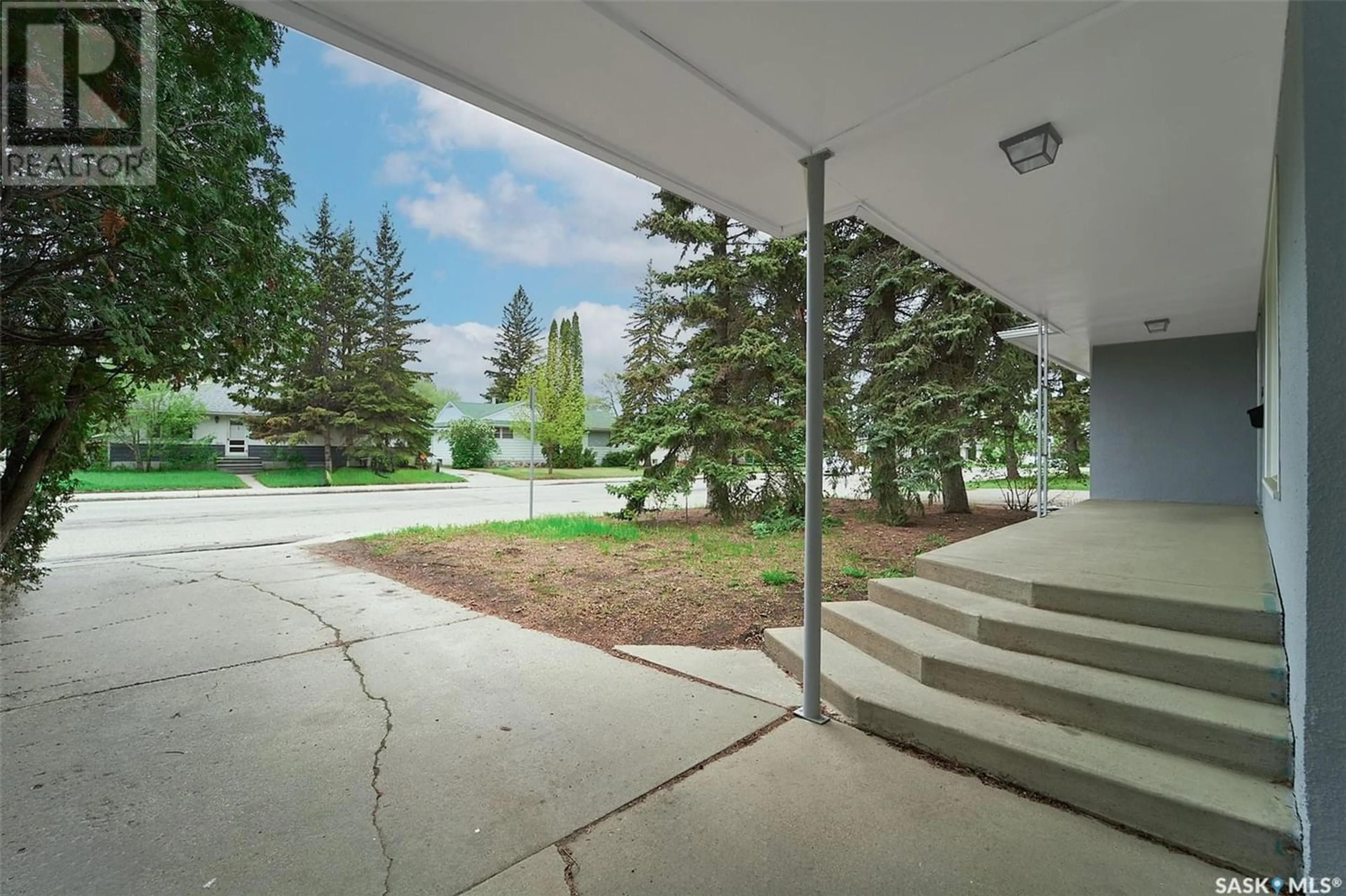 Indoor entryway for 1609 Cumberland AVENUE S, Saskatoon Saskatchewan S7H2M4