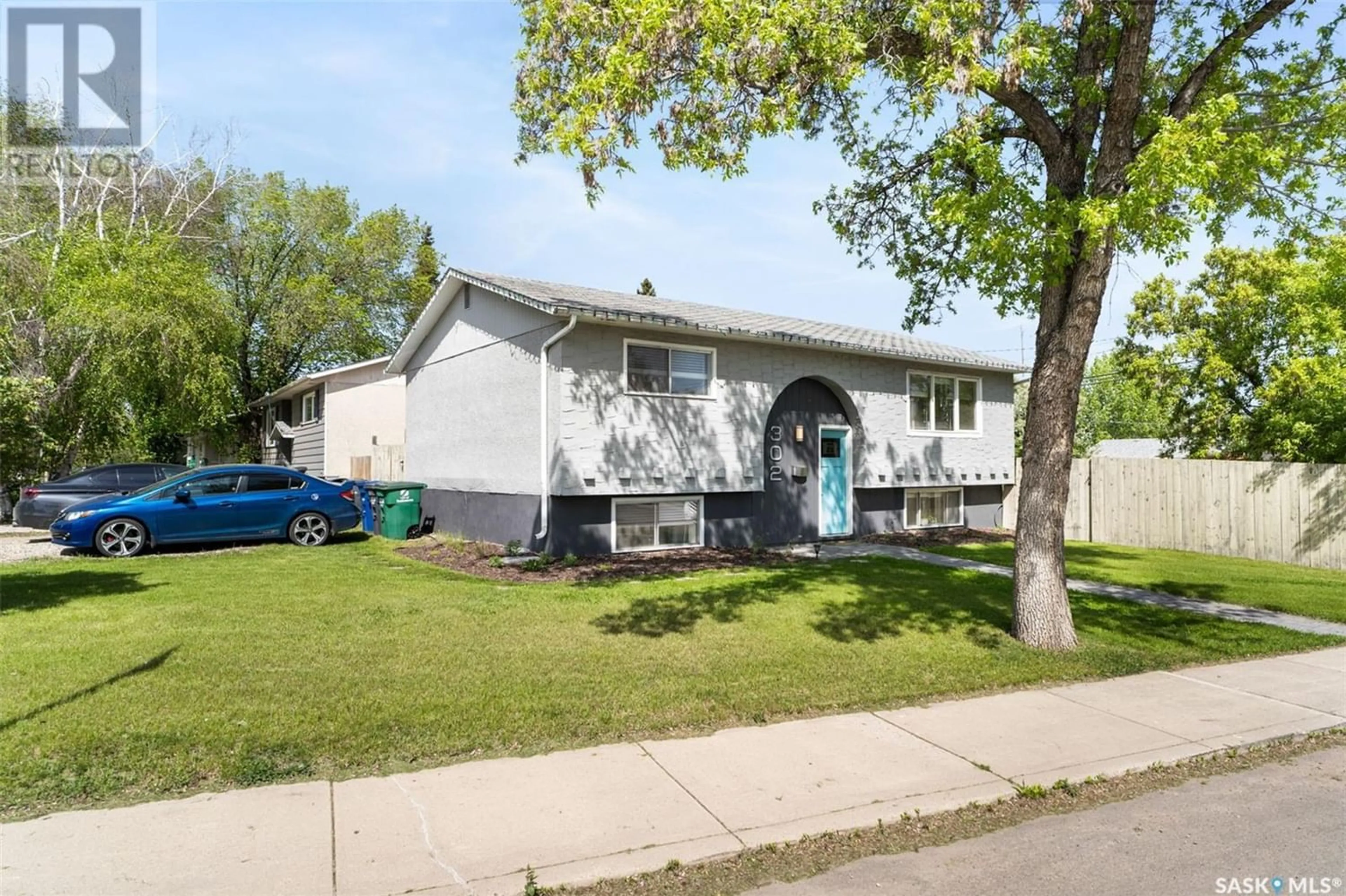 Frontside or backside of a home for 302 113th STREET W, Saskatoon Saskatchewan S7N2L2