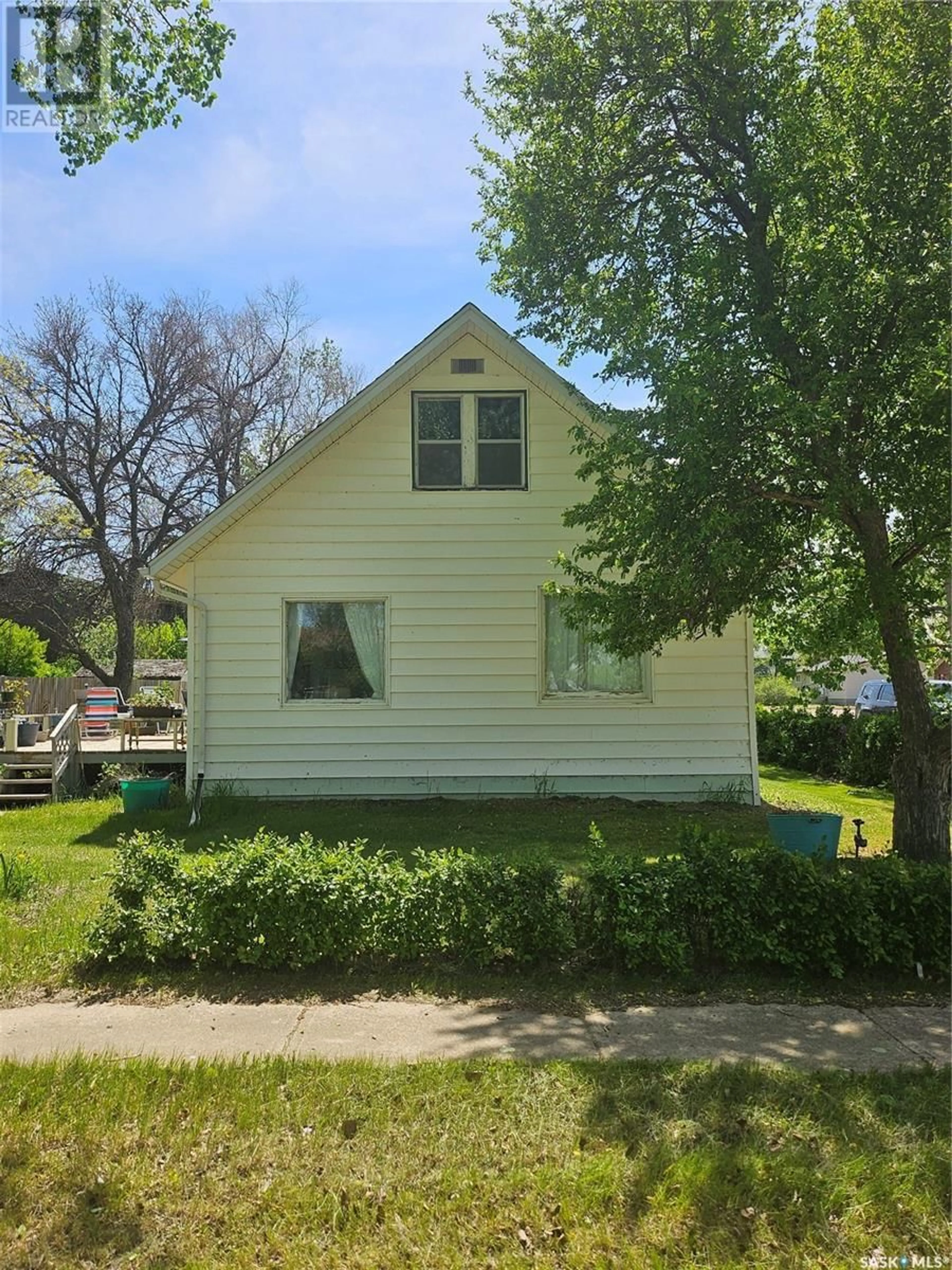 Home with vinyl exterior material, street for 402 Saskatchewan AVENUE, Torquay Saskatchewan S0C2L0