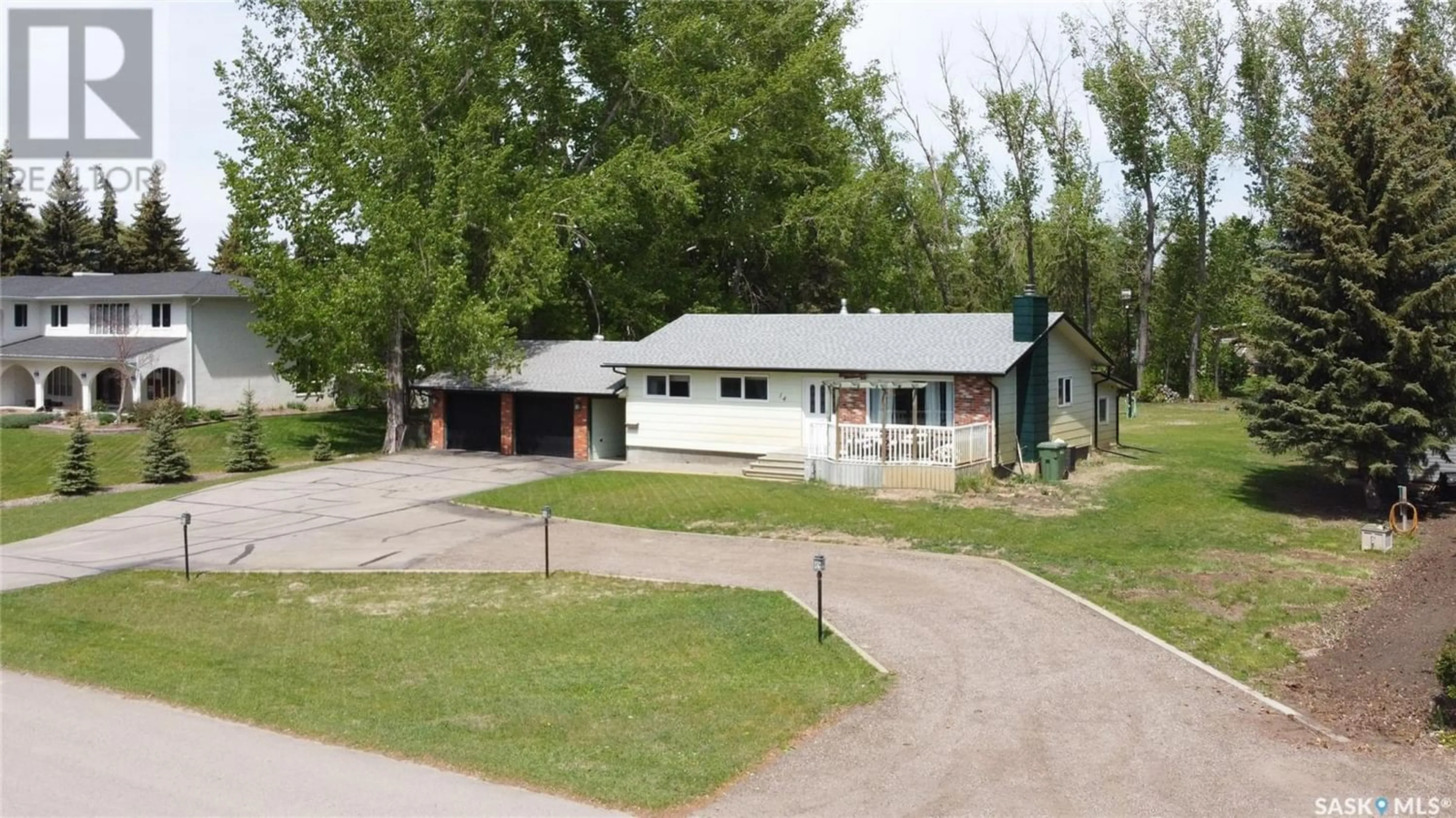 Outside view for 14 Kingsmere AVENUE, White City Saskatchewan S4L5B1