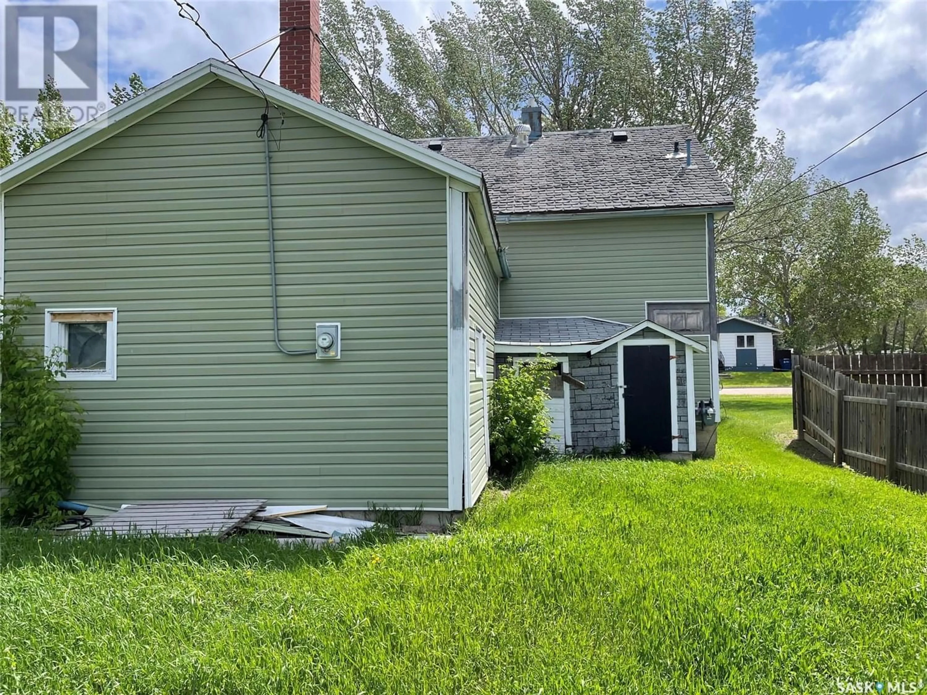 Frontside or backside of a home for 9 3rd STREET E, Willow Bunch Saskatchewan S0H4K0