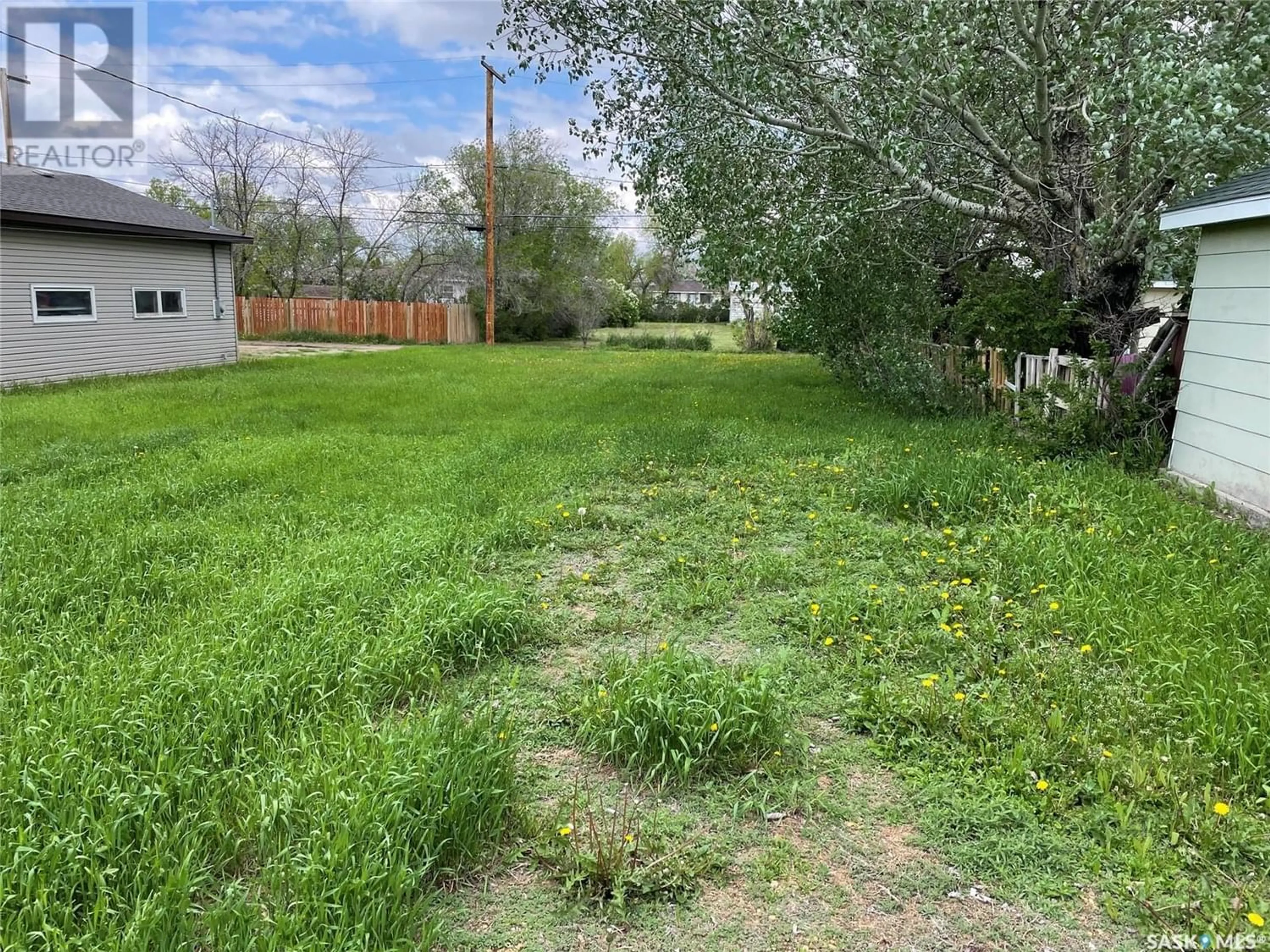 Fenced yard for 9 3rd STREET E, Willow Bunch Saskatchewan S0H4K0