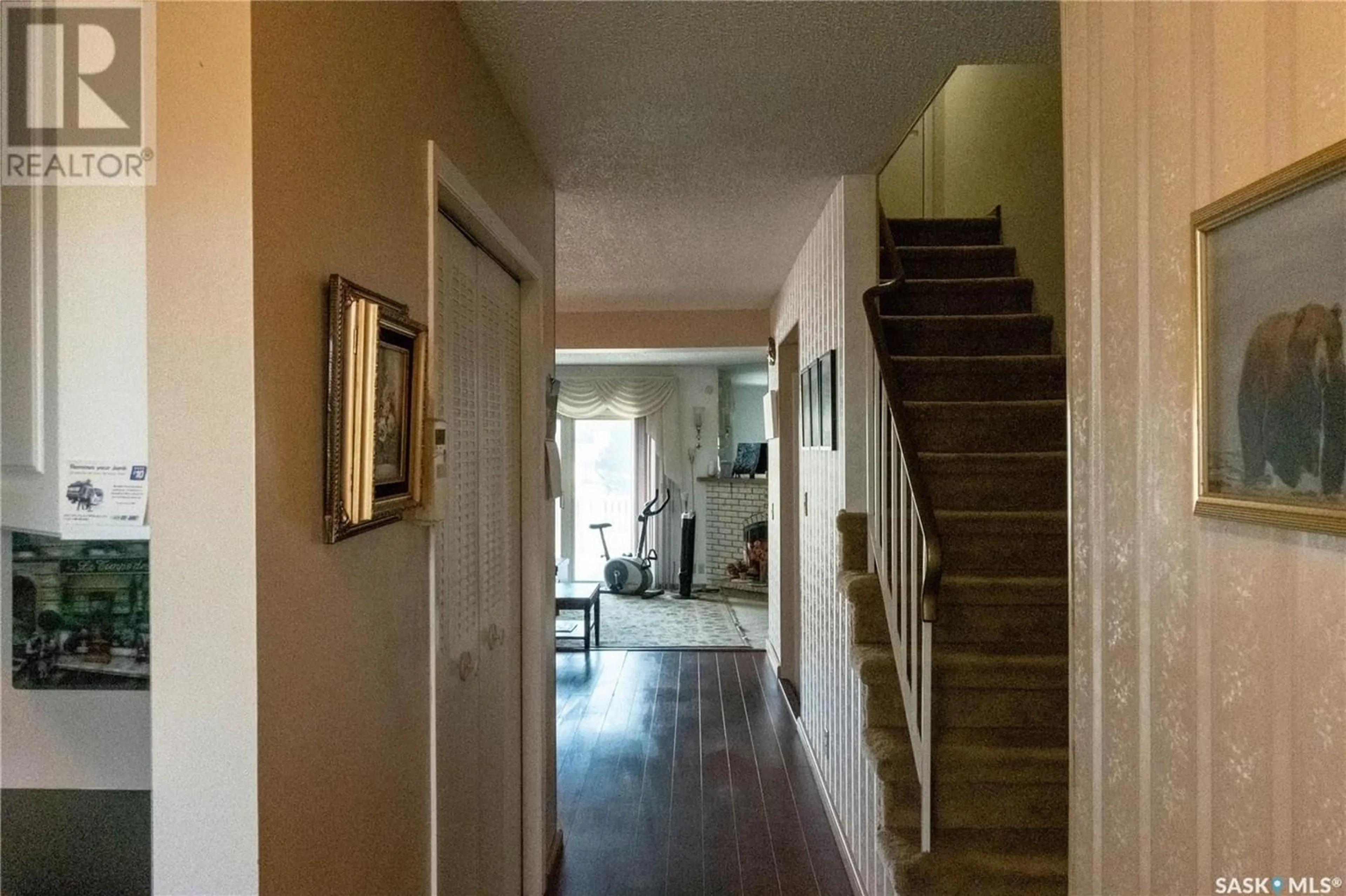 Indoor entryway for 184 PLAINSVIEW DRIVE, Regina Saskatchewan S4S6L2