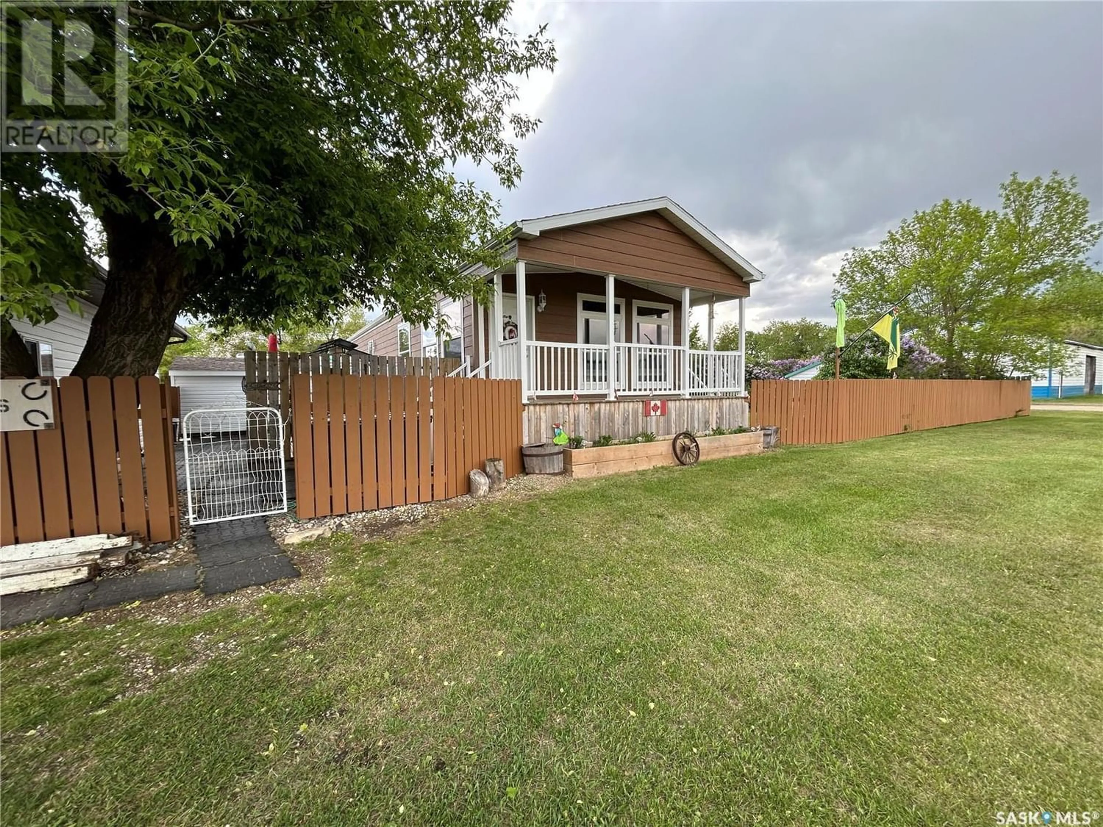 Fenced yard for 4425 Access ROAD, Halbrite Saskatchewan S0C1H0