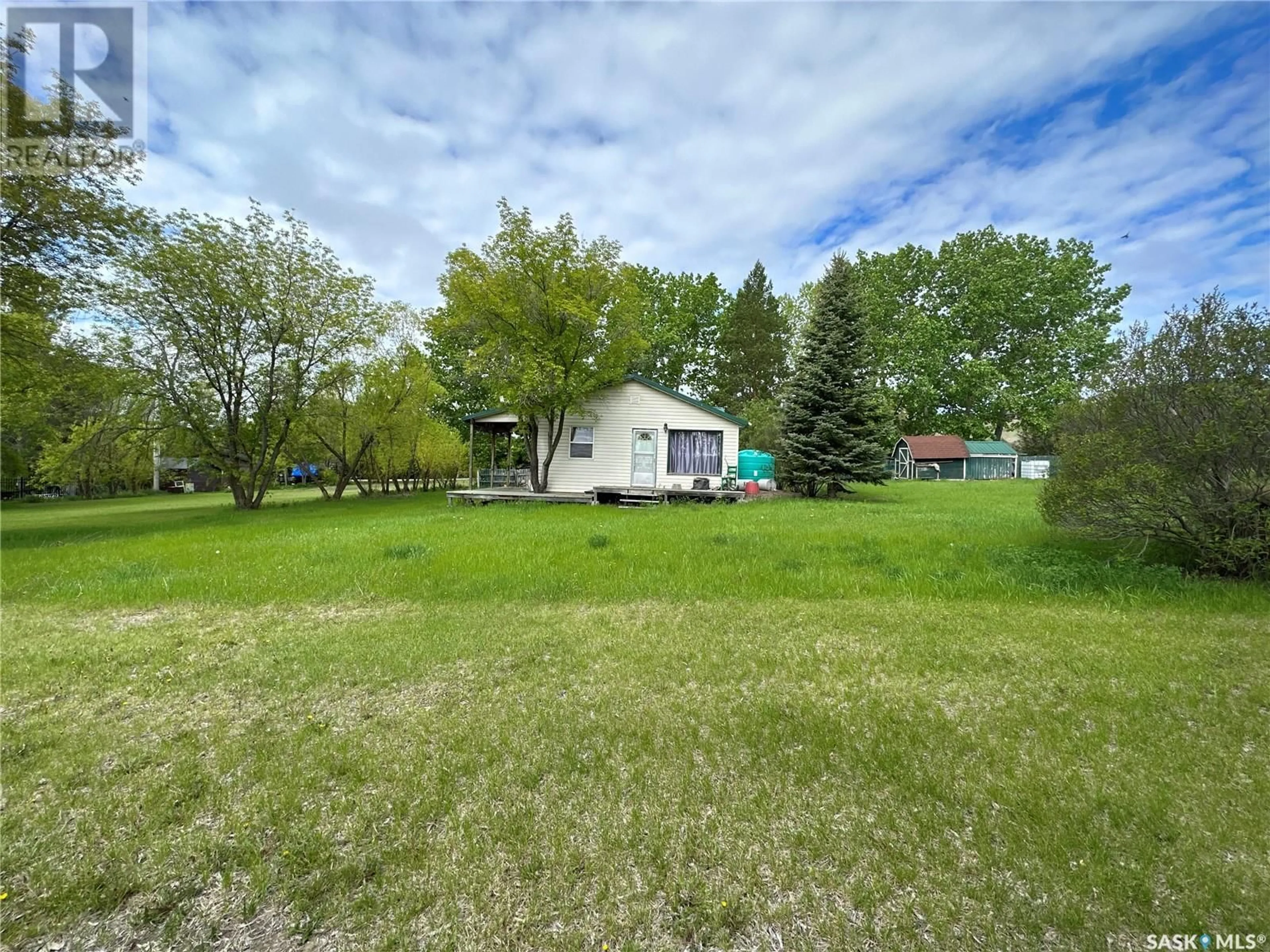A pic from outside/outdoor area/front of a property/back of a property/a pic from drone, water/lake/river/ocean view for 28 OAK BAY, Round Lake Saskatchewan S0A3Y0