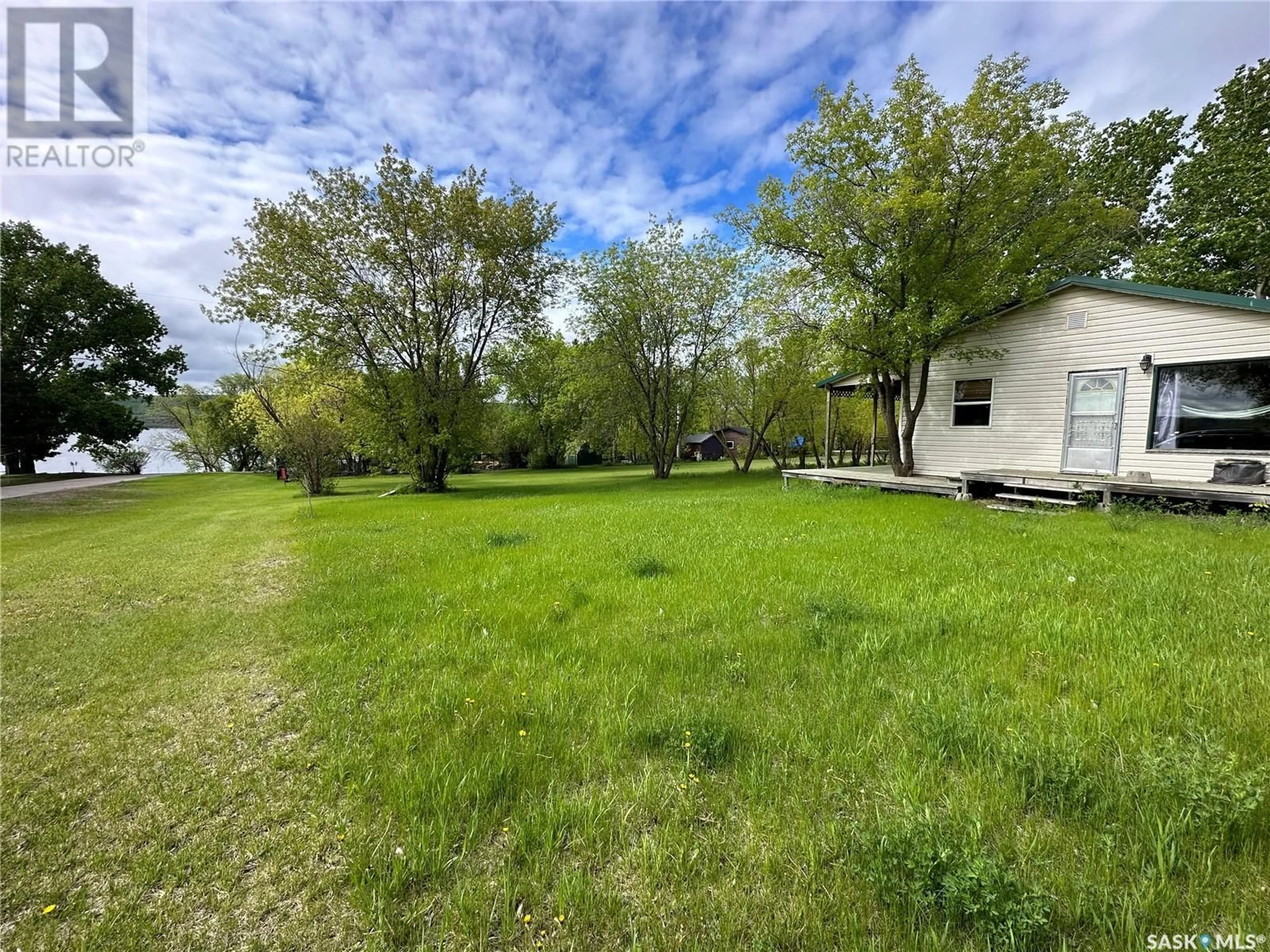 A pic from outside/outdoor area/front of a property/back of a property/a pic from drone, water/lake/river/ocean view for 28 OAK BAY, Round Lake Saskatchewan S0A3Y0