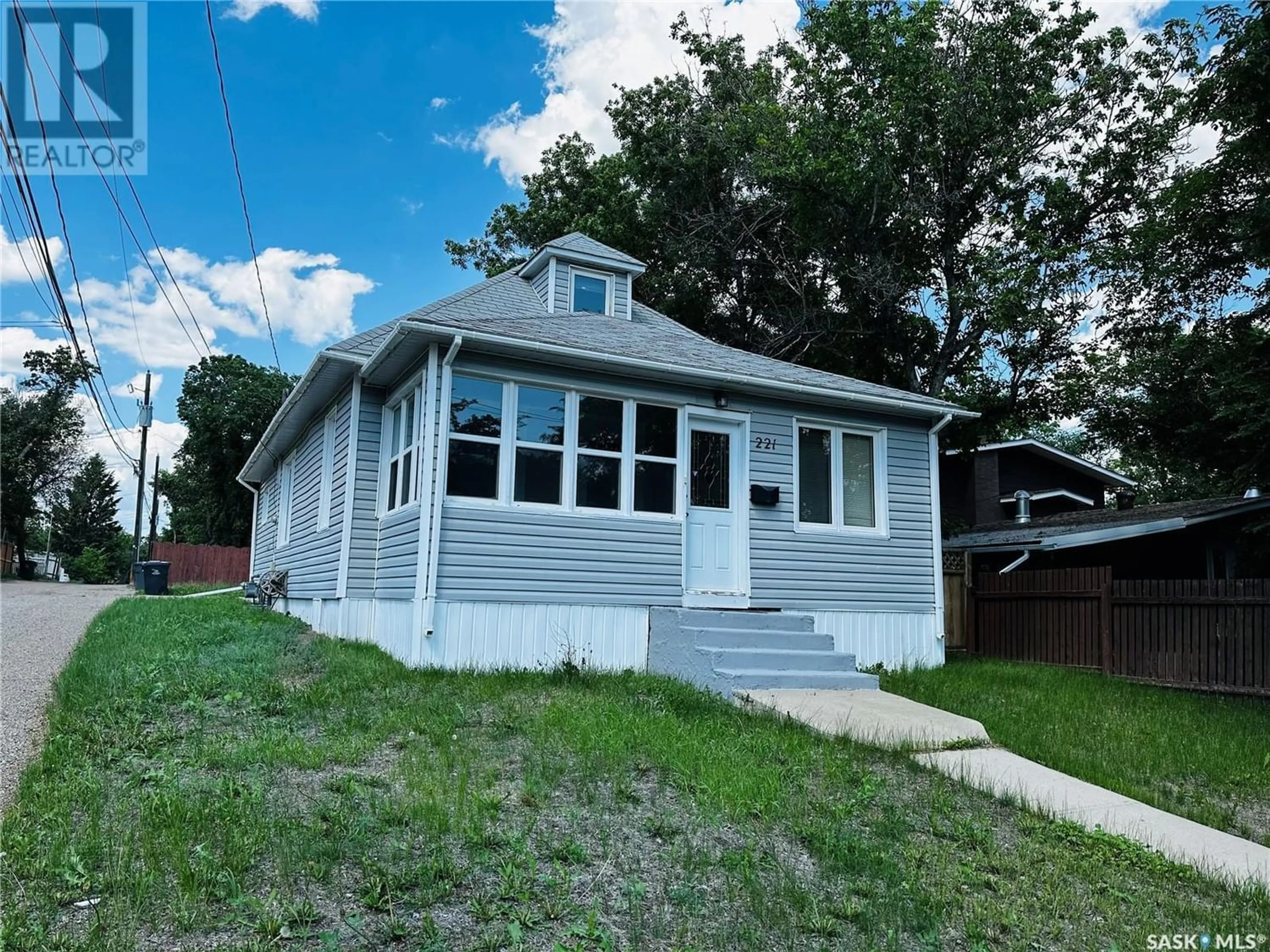 Frontside or backside of a home for 221 Dufferin STREET E, Swift Current Saskatchewan S9H1W3