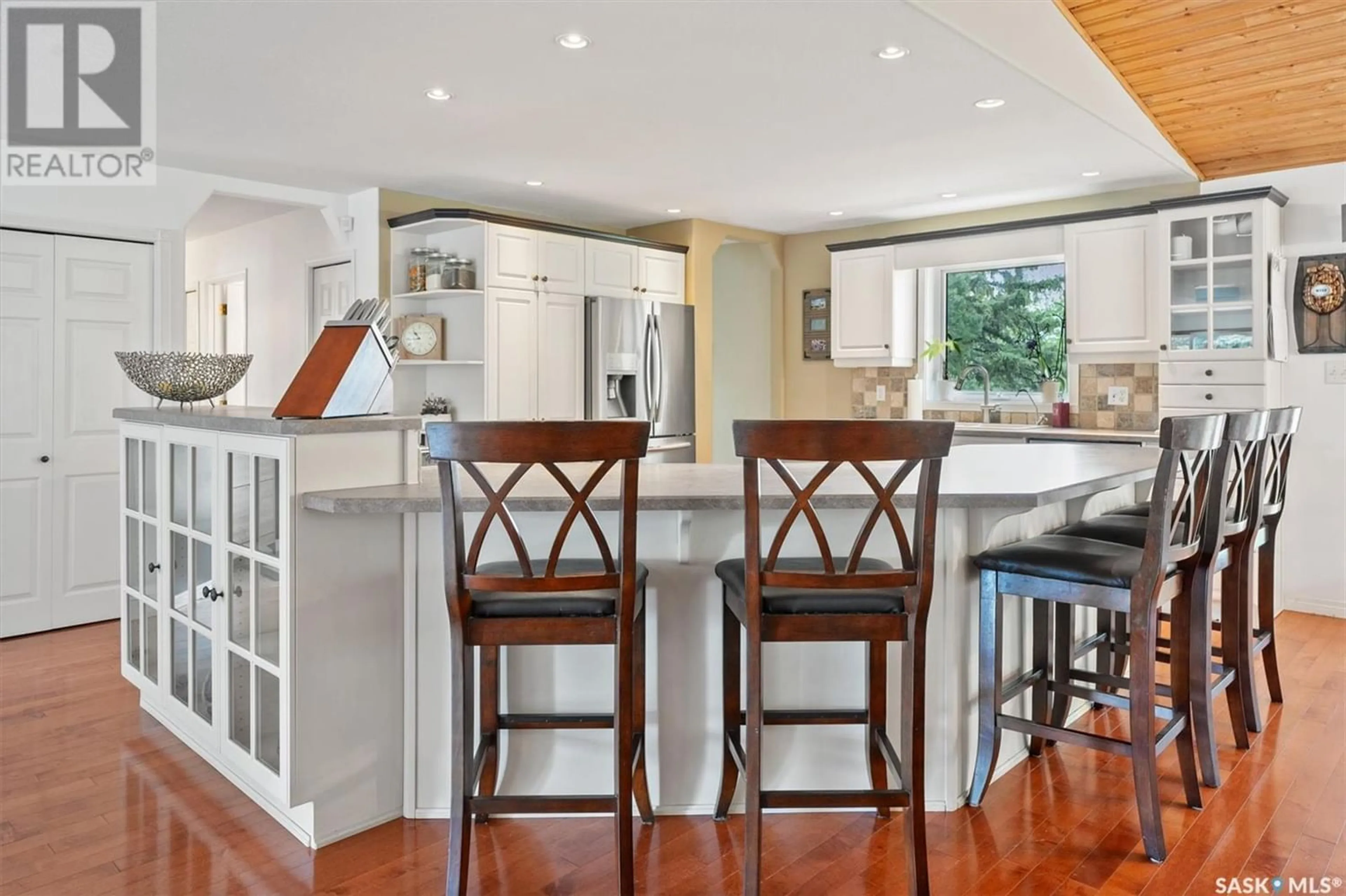 Contemporary kitchen for Scott Acreage, Grasswood Saskatchewan S7T1A4