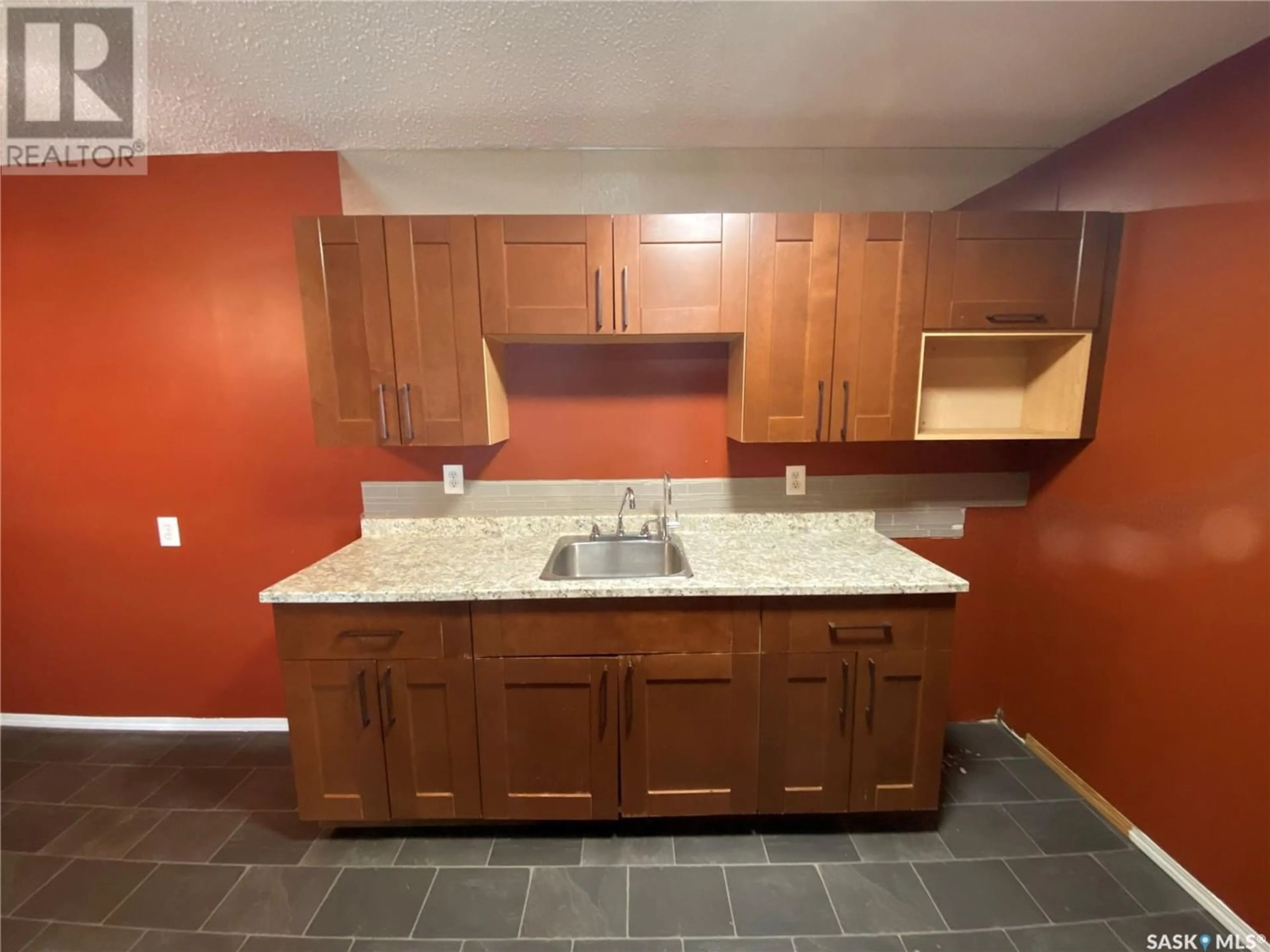 Standard kitchen for 105 2911 Harding STREET, Regina Saskatchewan S4V1B9