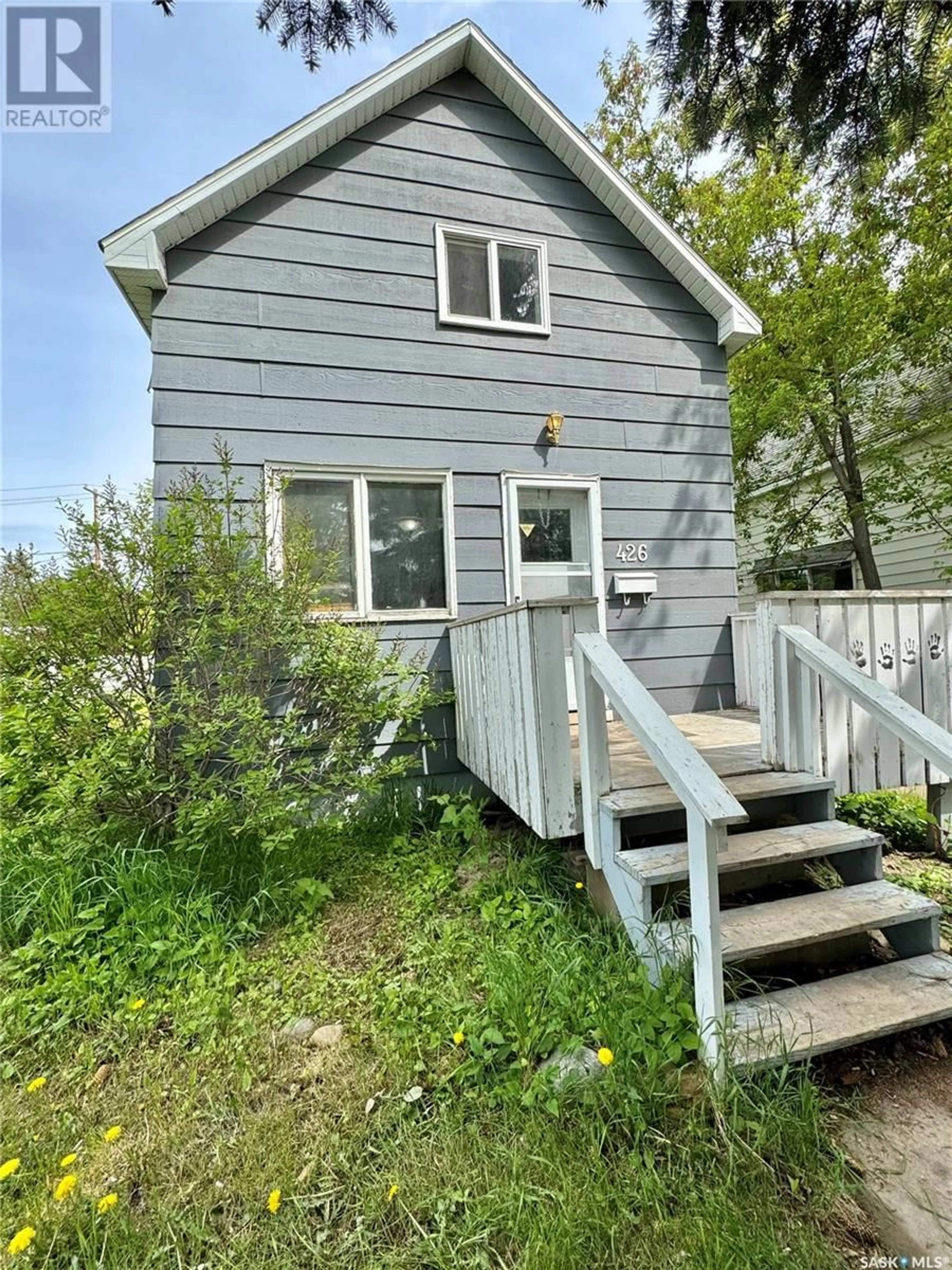 Cottage for 426 10th STREET E, Prince Albert Saskatchewan S6V2H1