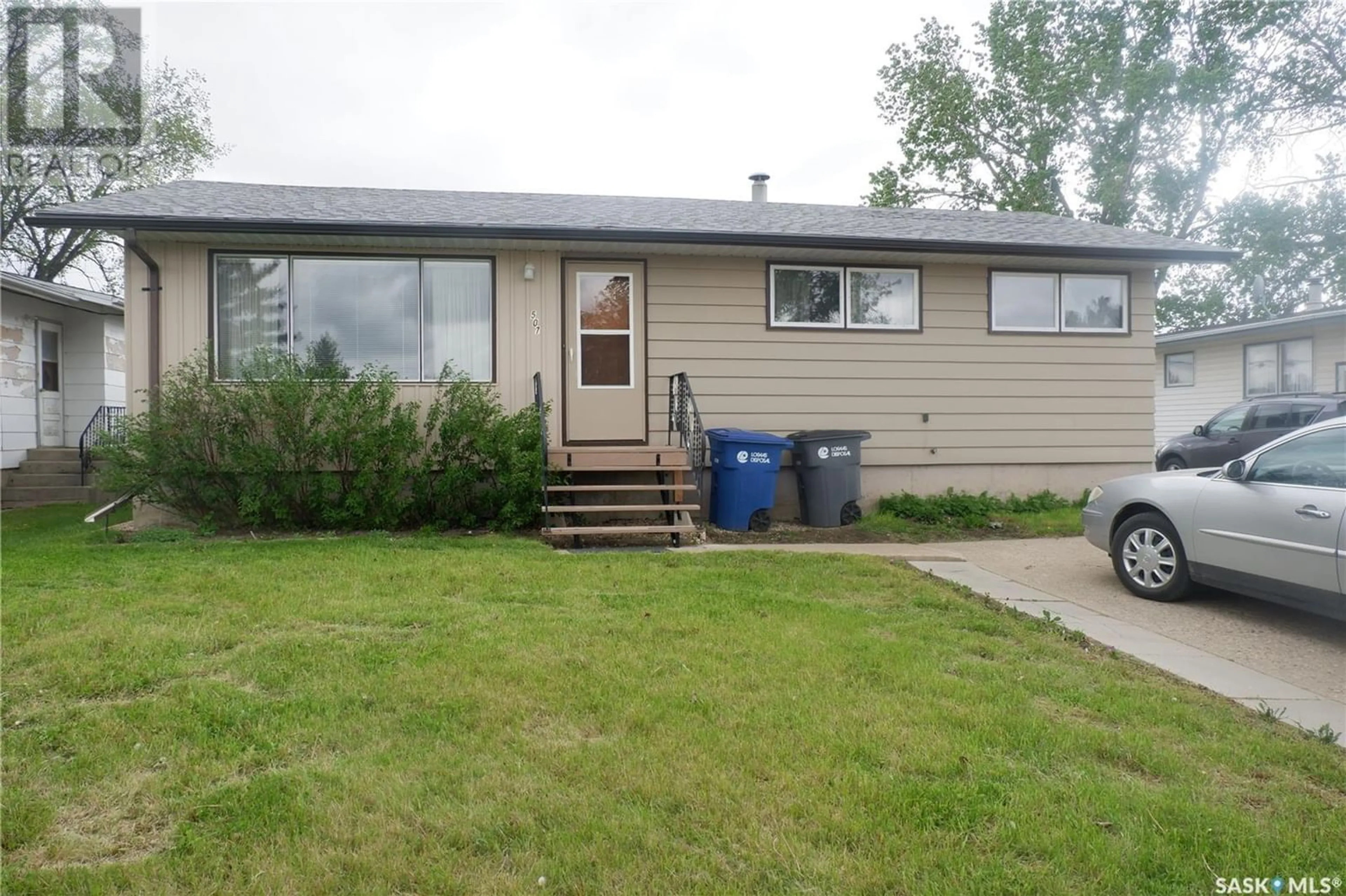 Outside view for 507 6th AVENUE W, Assiniboia Saskatchewan S0H0B0