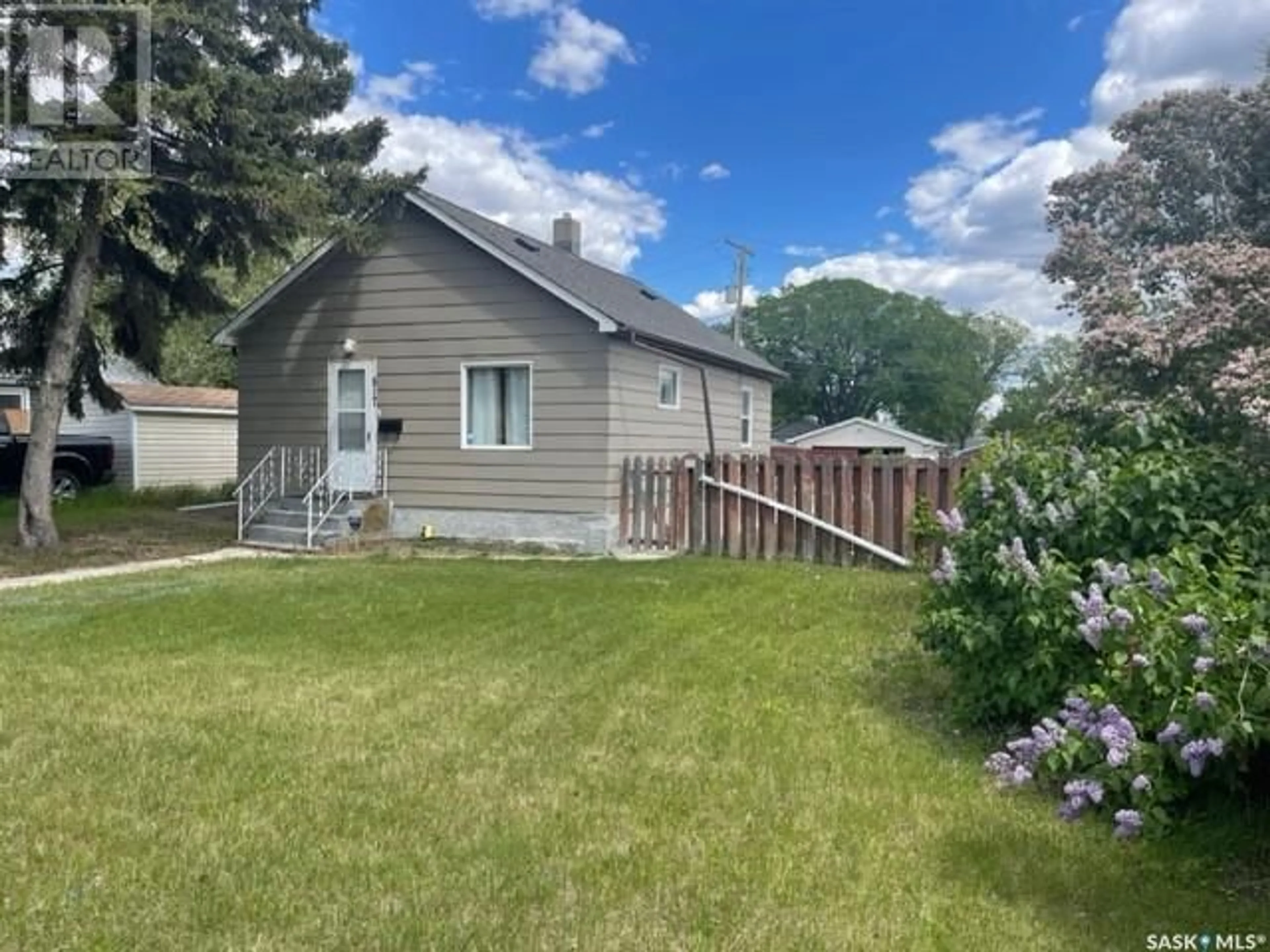 Frontside or backside of a home for 517 Hamilton STREET, Regina Saskatchewan S4R2B1