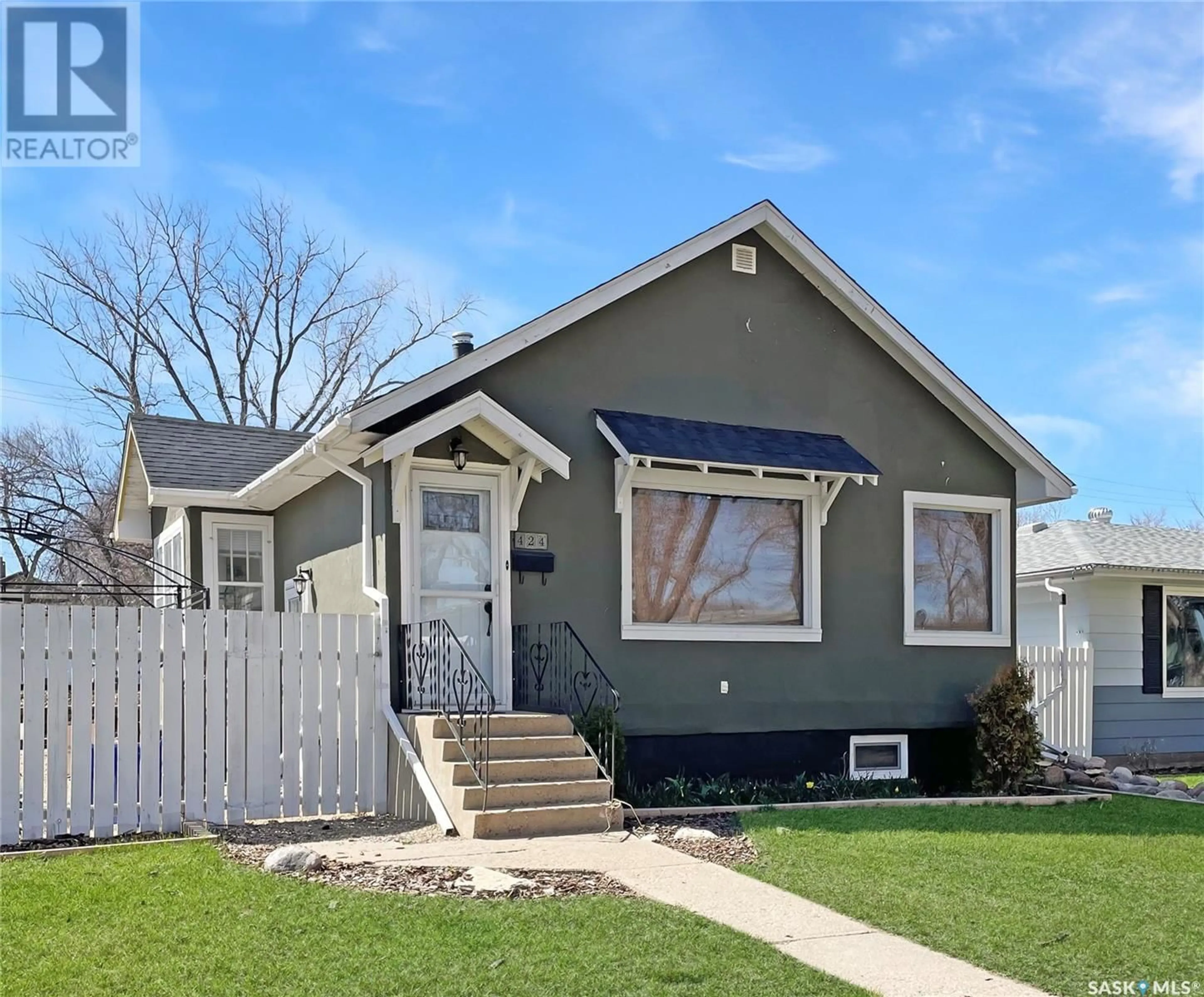 Frontside or backside of a home for 424 6th AVENUE NW, Swift Current Saskatchewan S9H0Y3