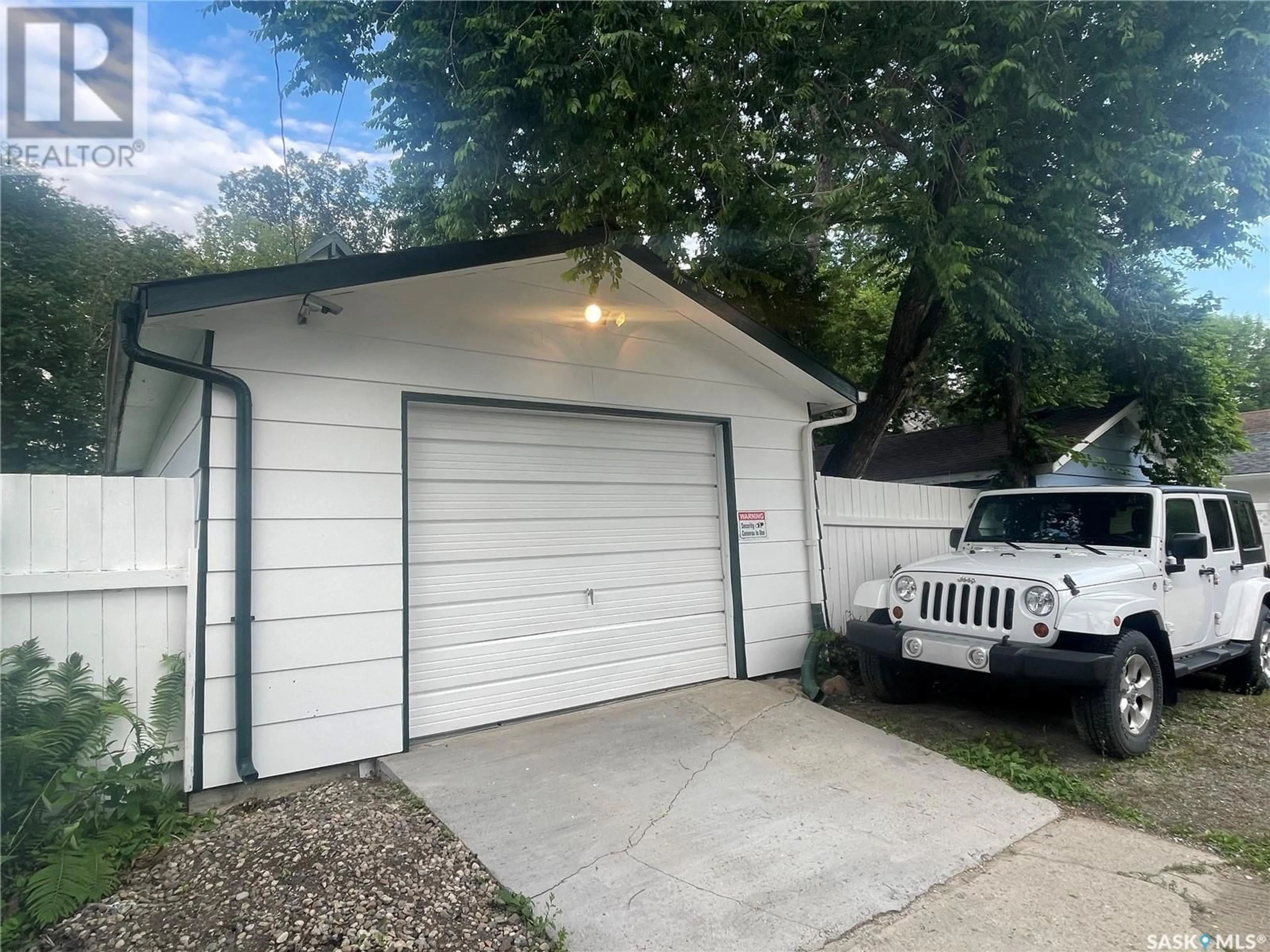 Indoor garage for 2848 Rae STREET, Regina Saskatchewan S4S1R3