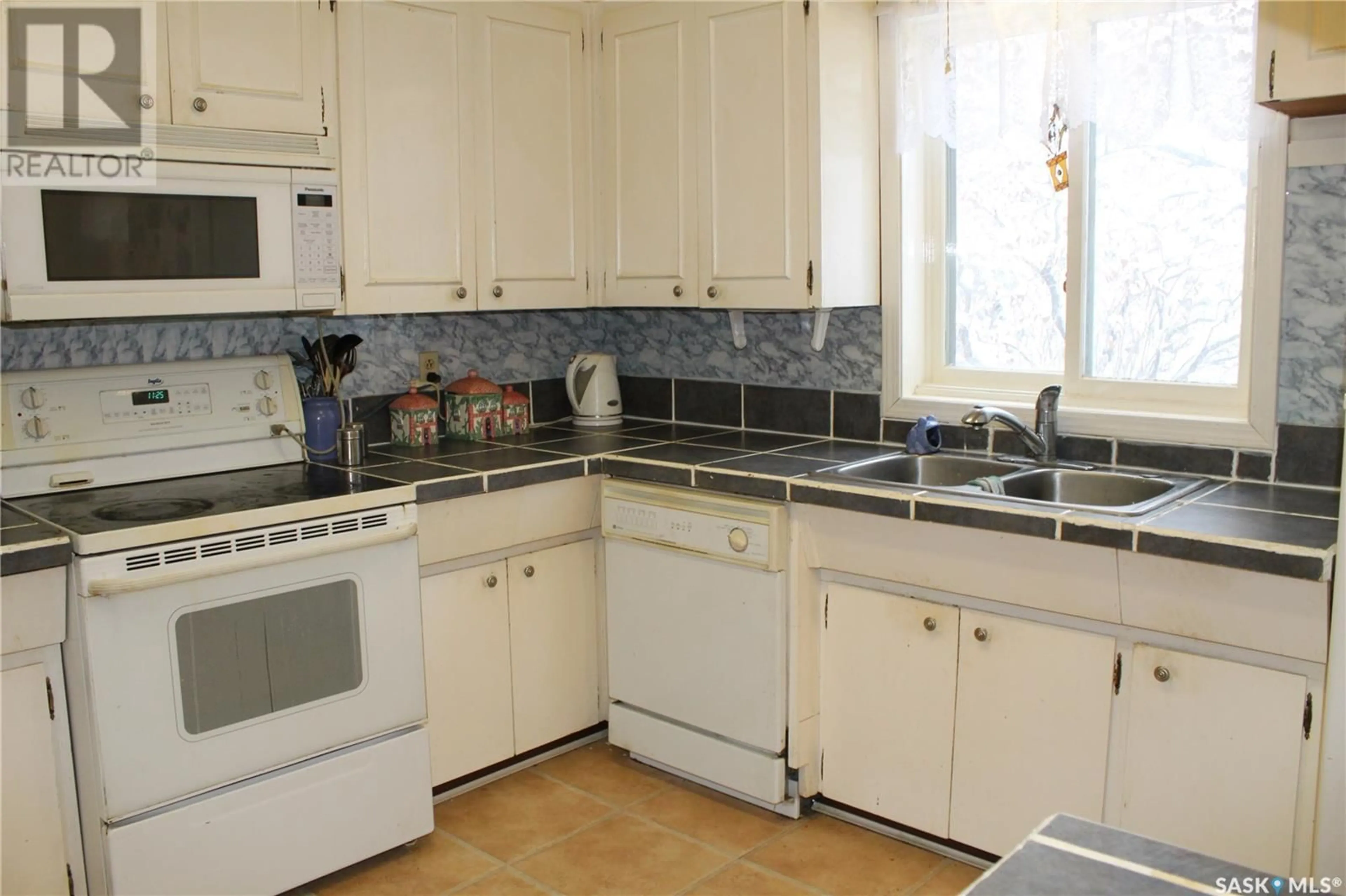 Standard kitchen, ceramic/tile floor for 47 BANTRY STREET, Lanigan Saskatchewan S0K2M0