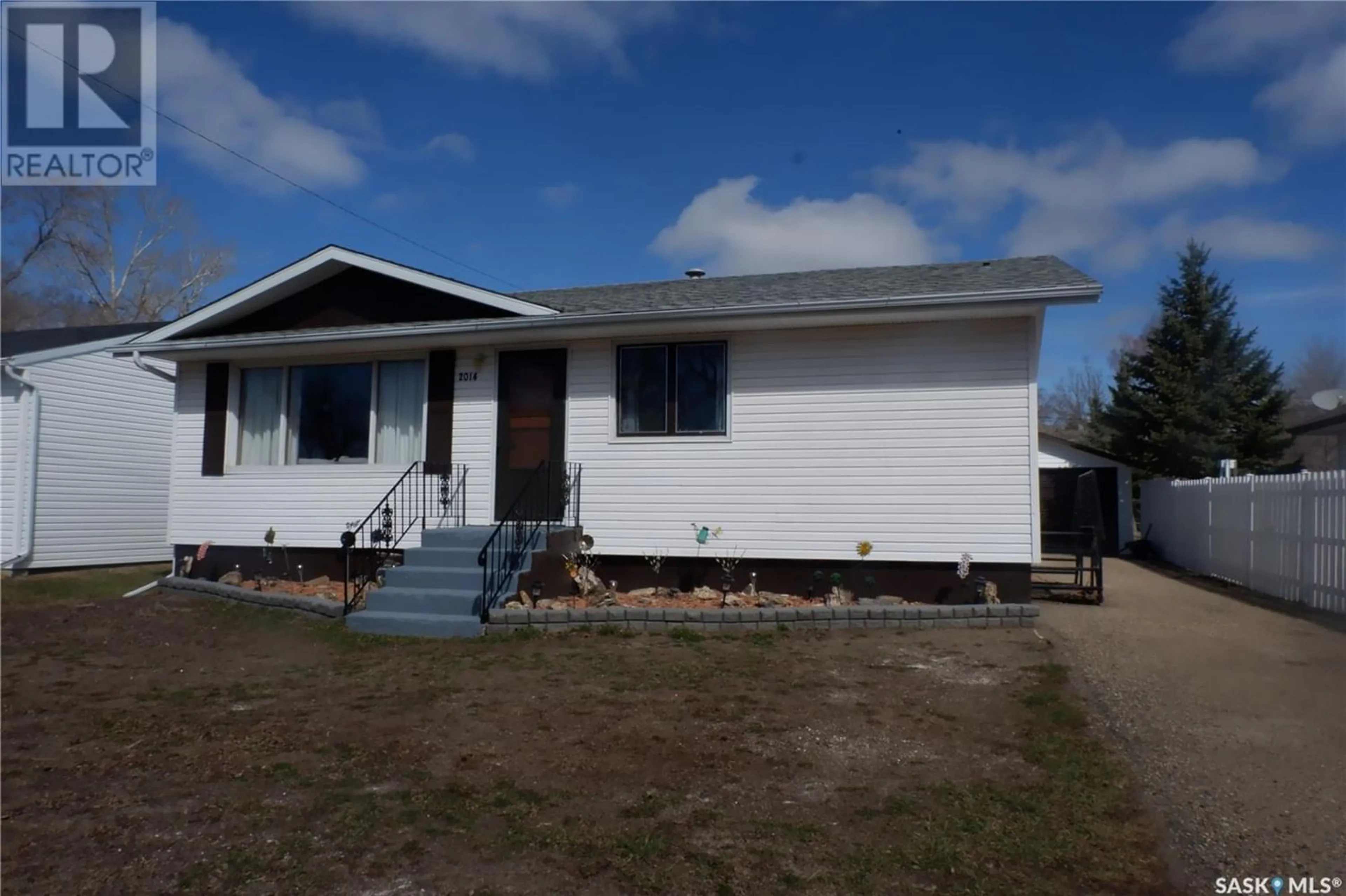Frontside or backside of a home for 2014 4th STREET N, Rockglen Saskatchewan S0H3R0