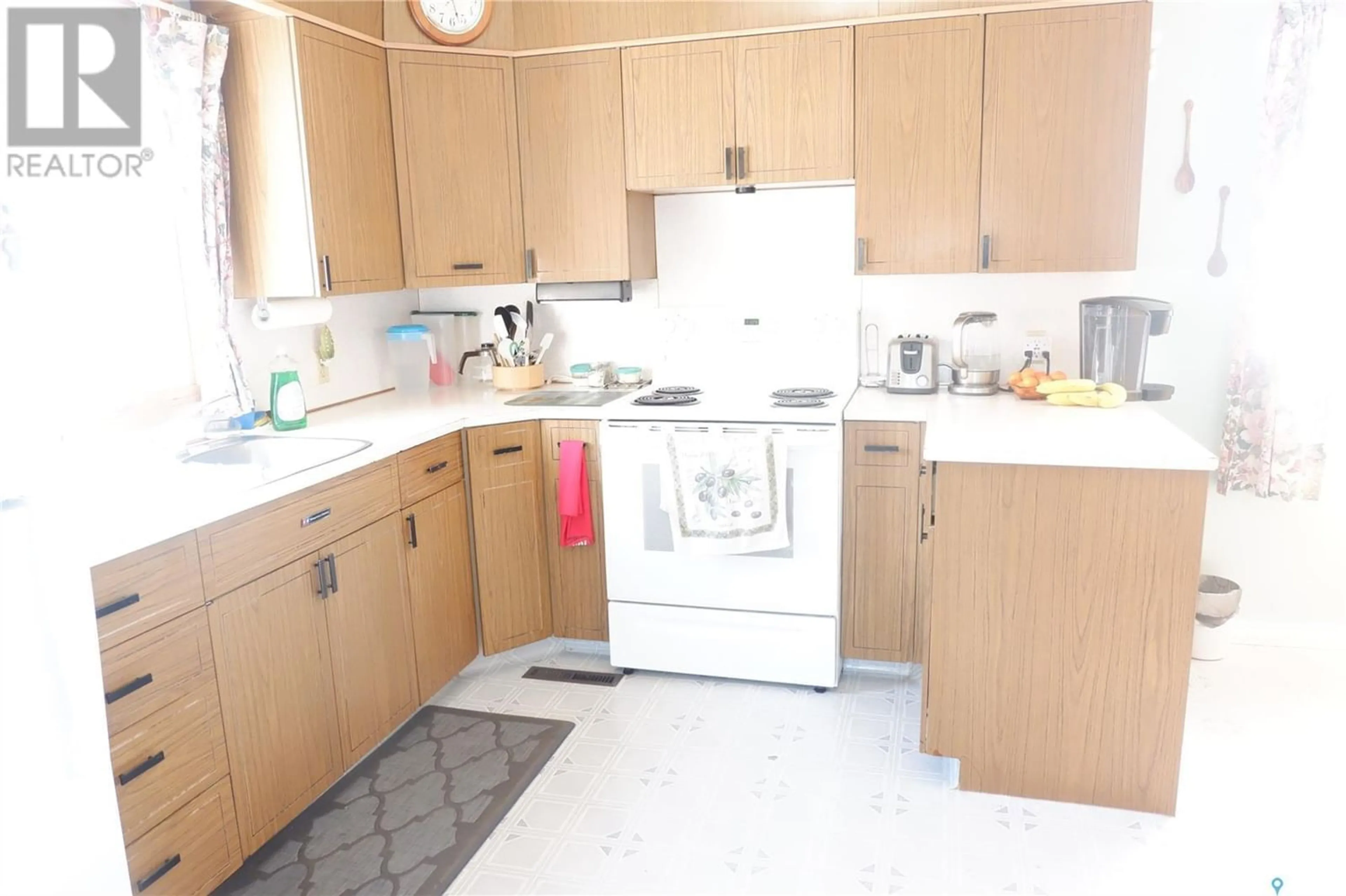 Standard kitchen, wood floors, cottage for 2014 4th STREET N, Rockglen Saskatchewan S0H3R0