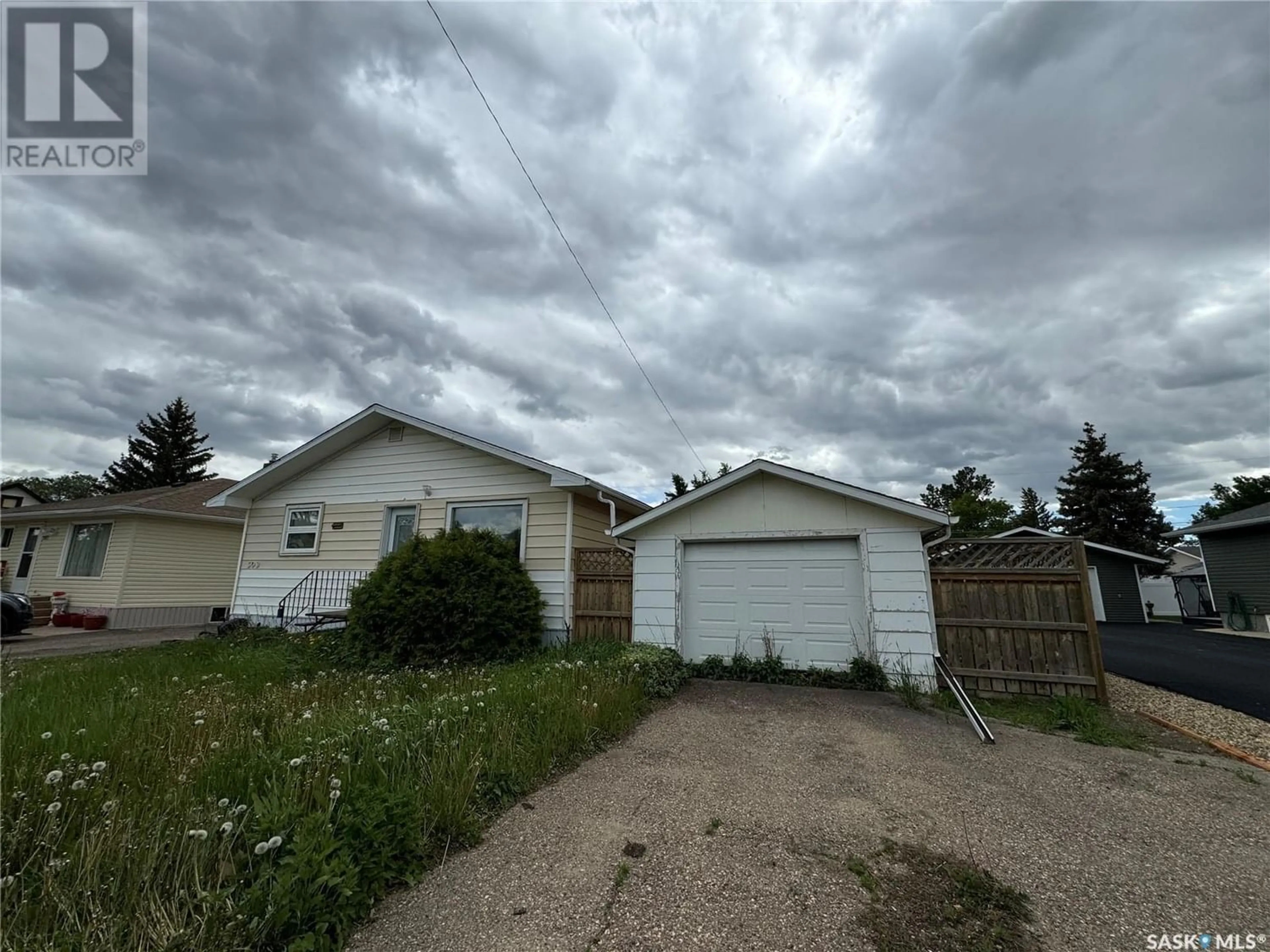 Frontside or backside of a home for 509 5th AVENUE W, Assiniboia Saskatchewan S0H0B0