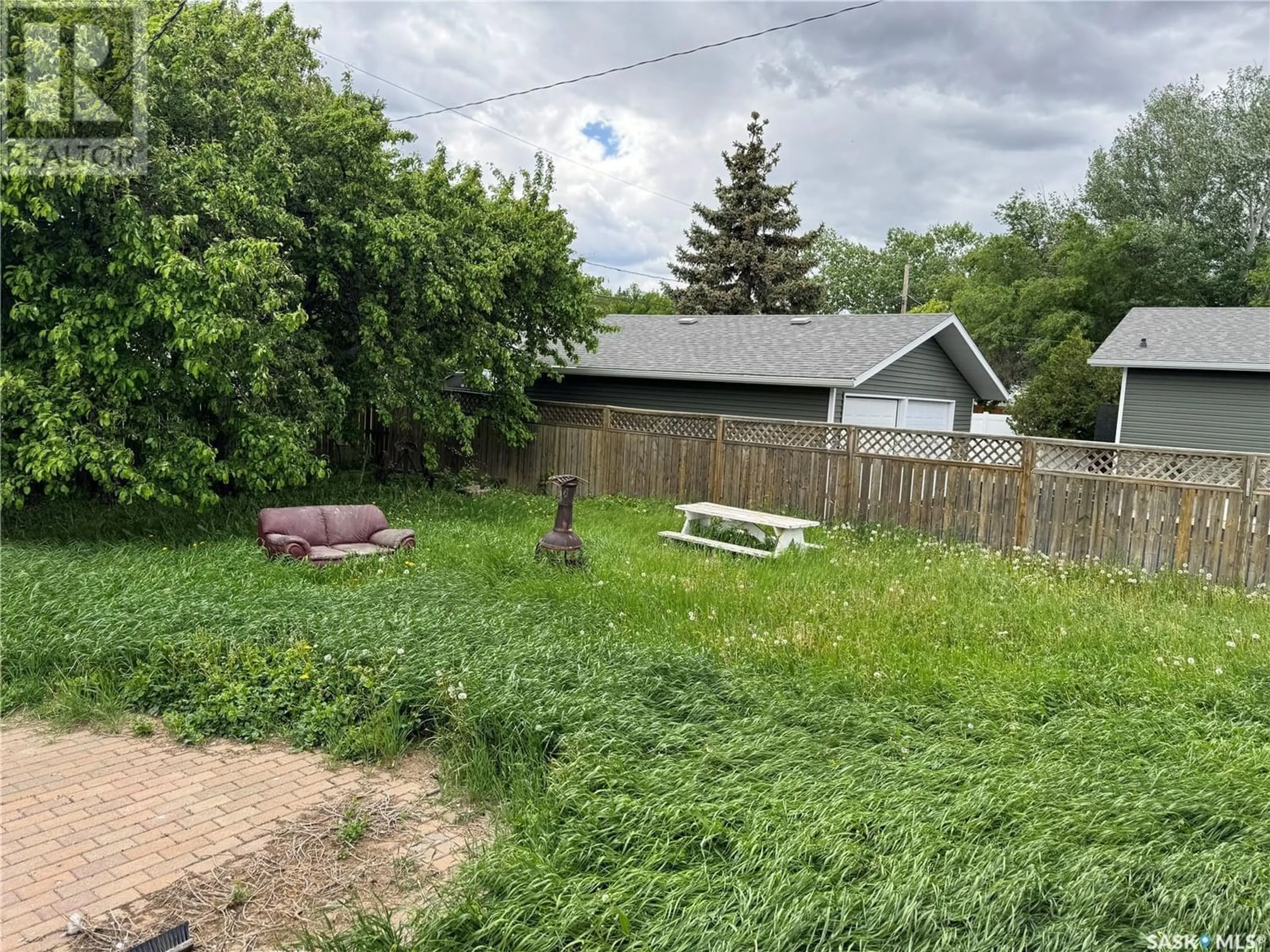 Fenced yard for 509 5th AVENUE W, Assiniboia Saskatchewan S0H0B0