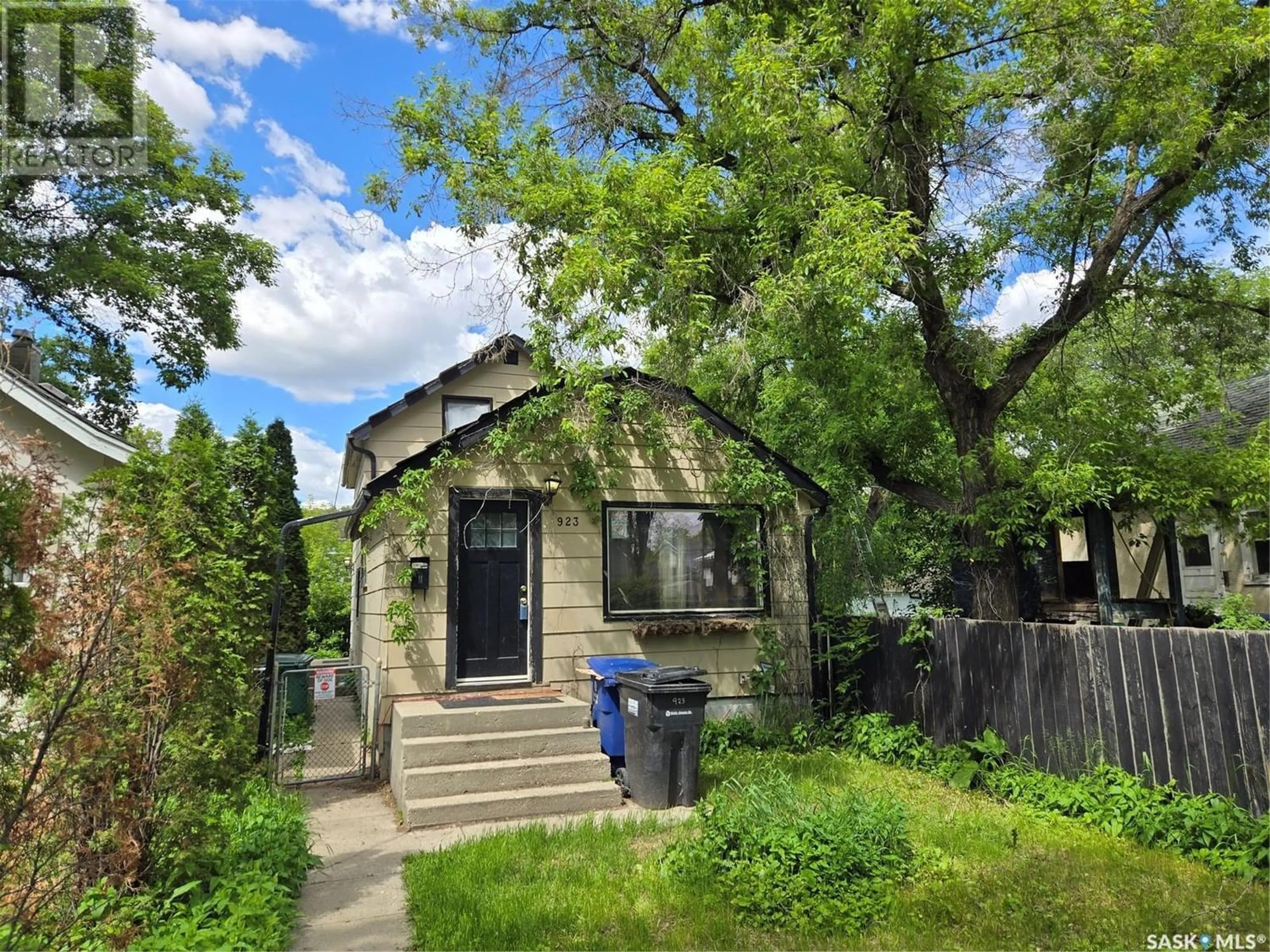 Cottage for 923 H AVENUE N, Saskatoon Saskatchewan S7L2C4