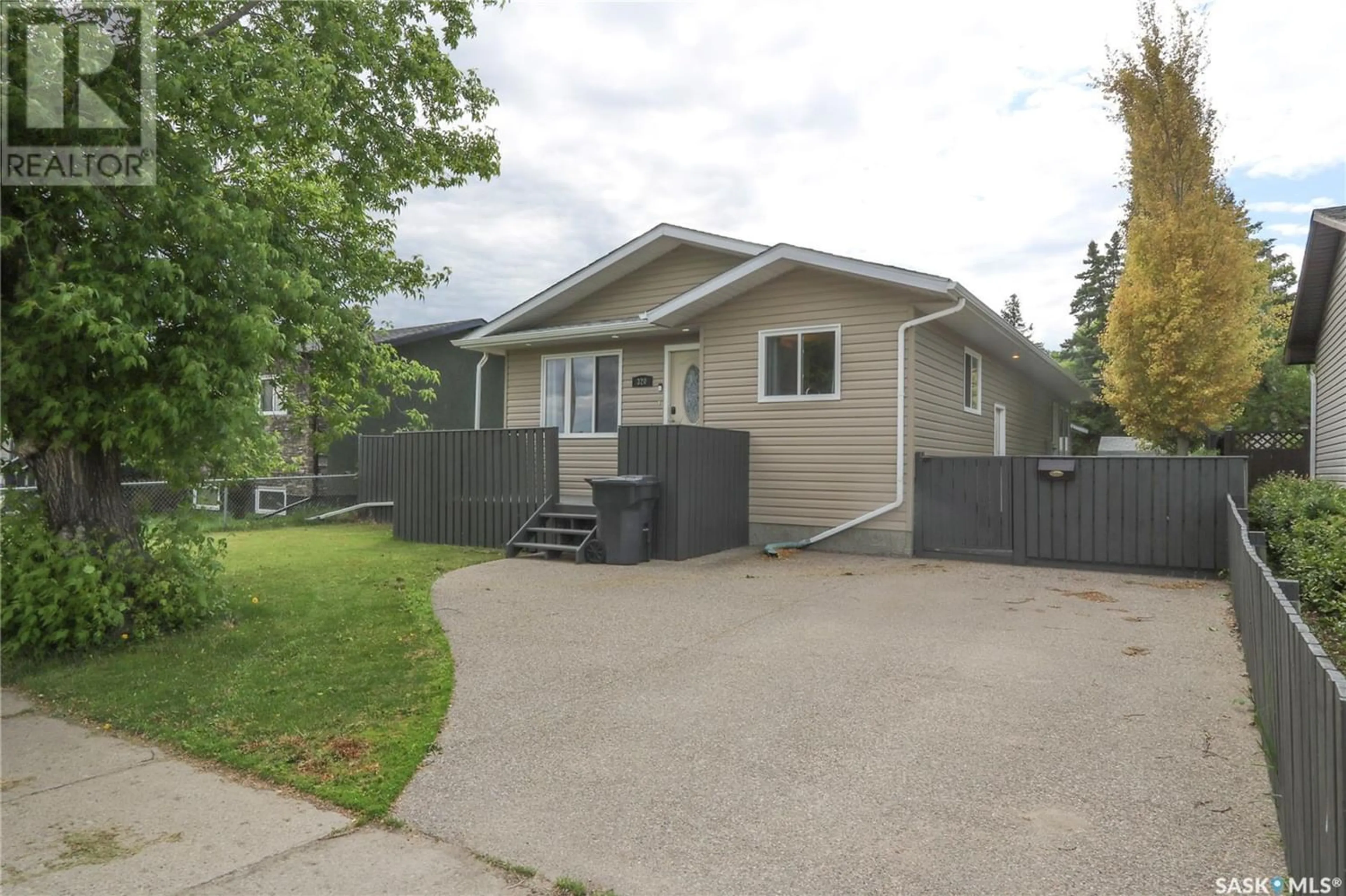 Frontside or backside of a home for 320 Victoria AVENUE, Yorkton Saskatchewan S3N1T4