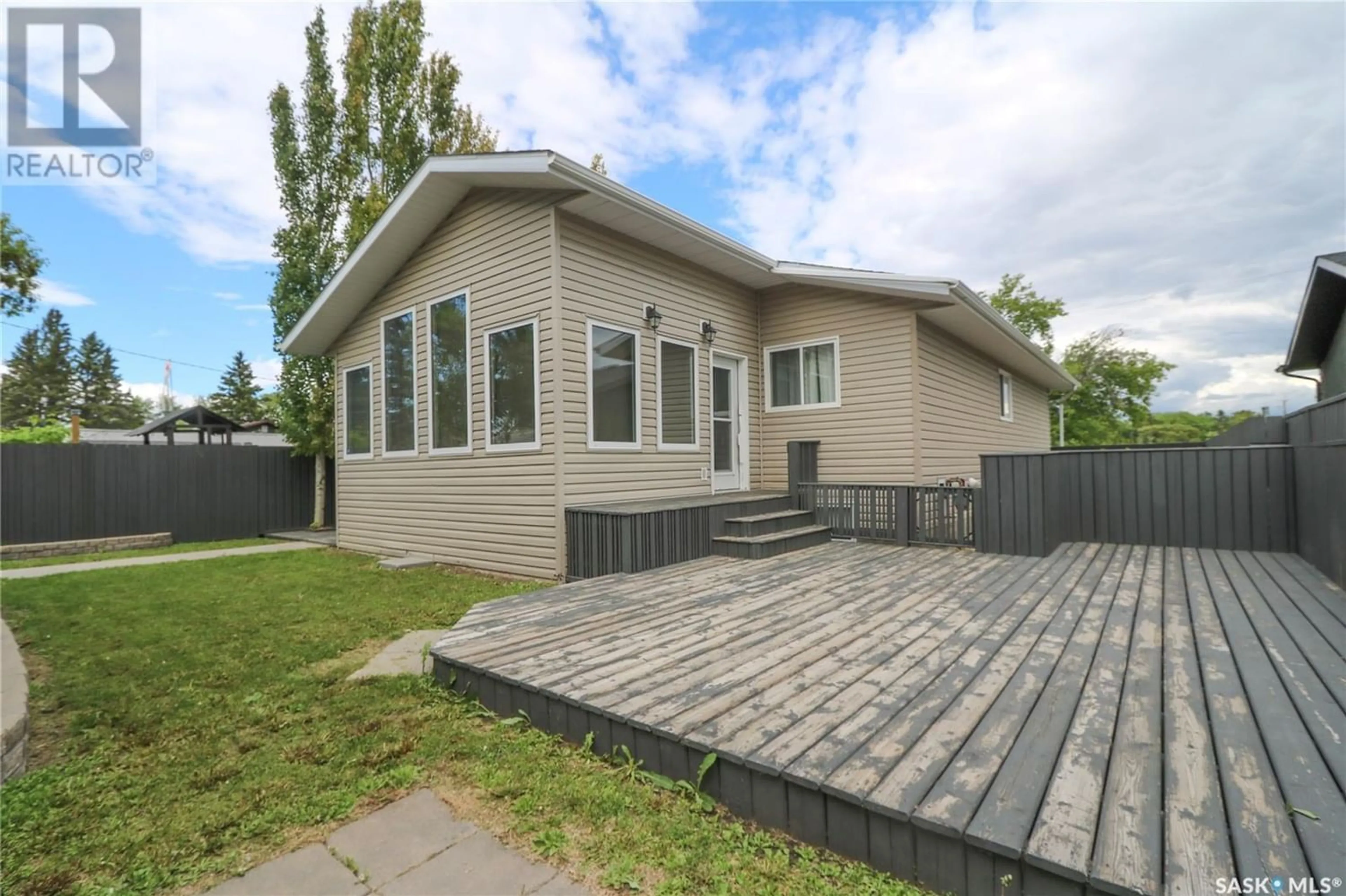 Frontside or backside of a home for 320 Victoria AVENUE, Yorkton Saskatchewan S3N1T4