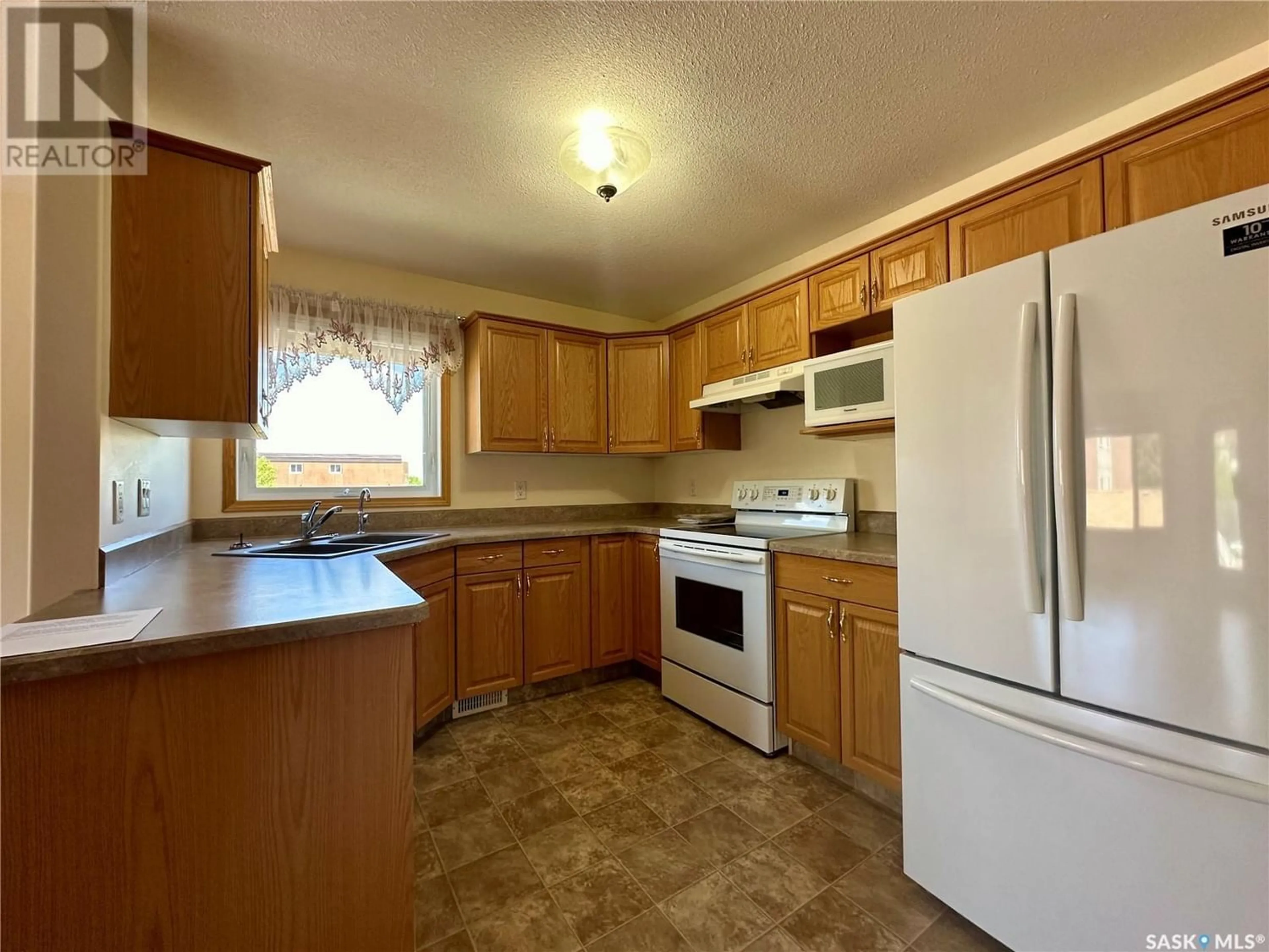 Standard kitchen for 210 6 LORNE PLACE, Regina Saskatchewan S4R8B3